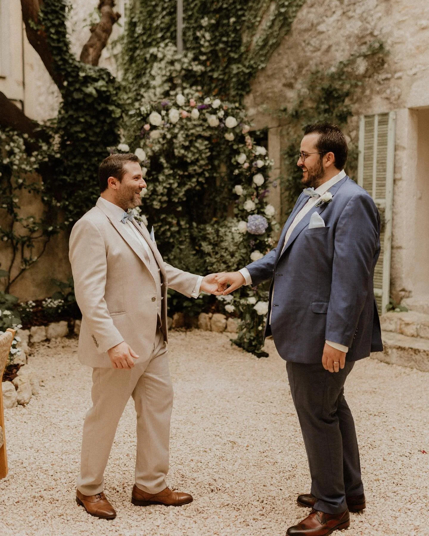 Ludovic &amp; Anthony 

Wedding Planner : @camilleandthecoolwedddings 
Lieu : @domainelabbaye 
Photographe : @weddings_by_sarabnzphoto 
Cadeaux invit&eacute;s : @pomy_objetssinguliers 
D&eacute;coration &amp; fleurs : @ateliermargauxfleurs 

🦋🧚🏼&z