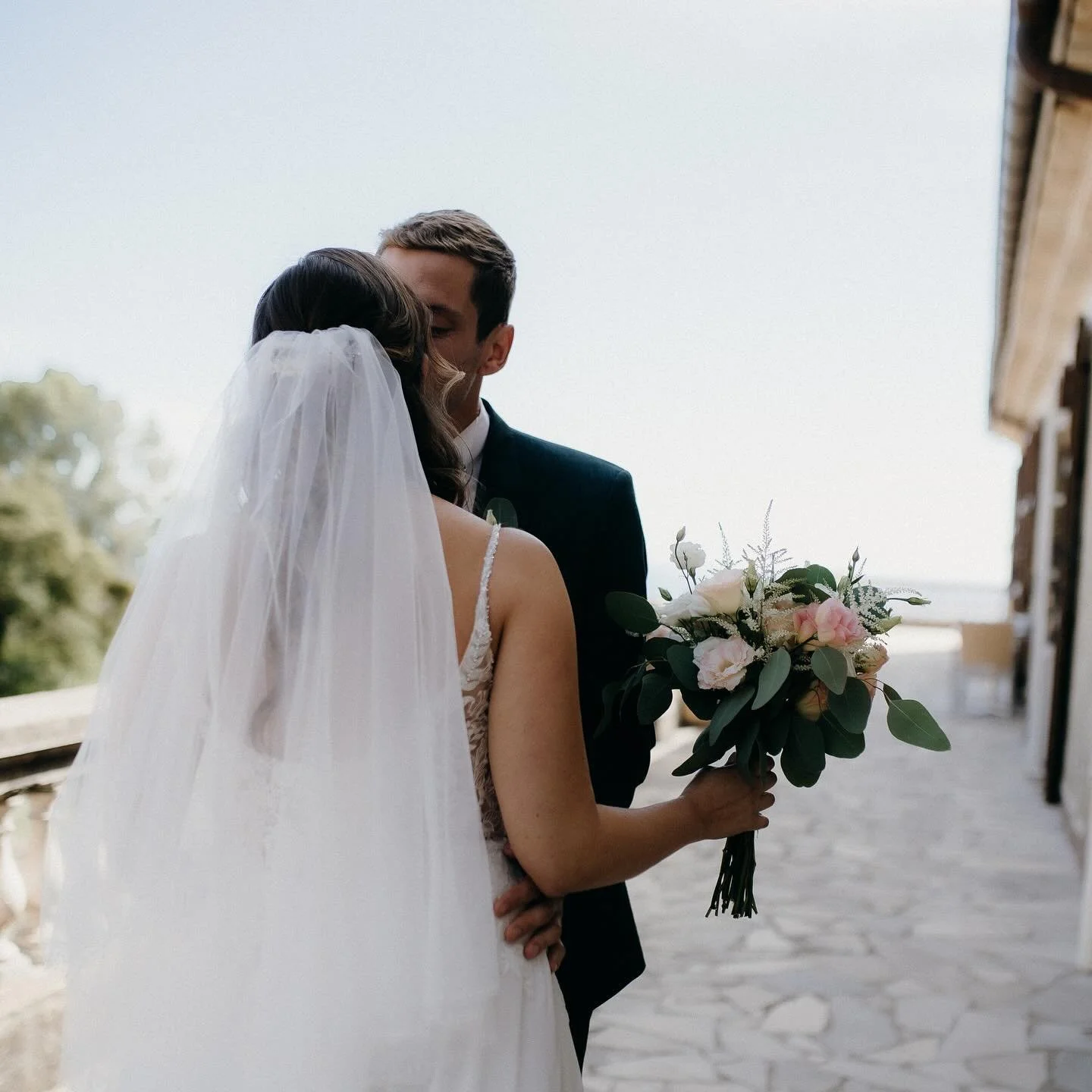 Mathilde &amp; Jonas

Lieu : @domainedescourmettes 
Photographe : @behappylivefully.photographe 
D&eacute;coration &amp; fleurs : @ateliermargauxfleurs 

🤍🌸🌷🍊🍀