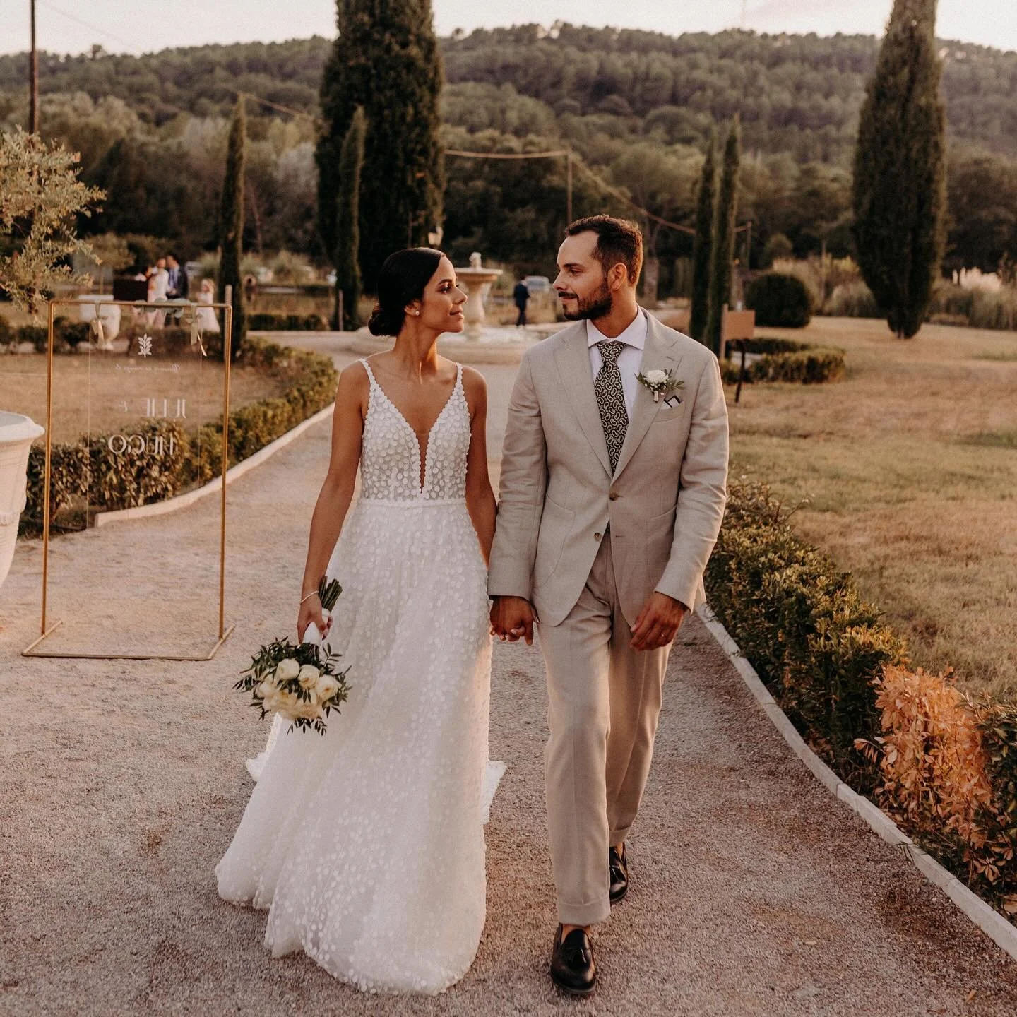 Julie &amp; Hugo
Un jour tr&egrave;s sp&eacute;cial 🤍

Lieu : @ledomainedelarotonde 
Photographe : @laura_stojanov 
Cadeaux invit&eacute;s : @pomy_objetssinguliers 
D&eacute;coration, papeterie &amp; fleurs : @ateliermargauxfleurs 

🌸🌷🦢