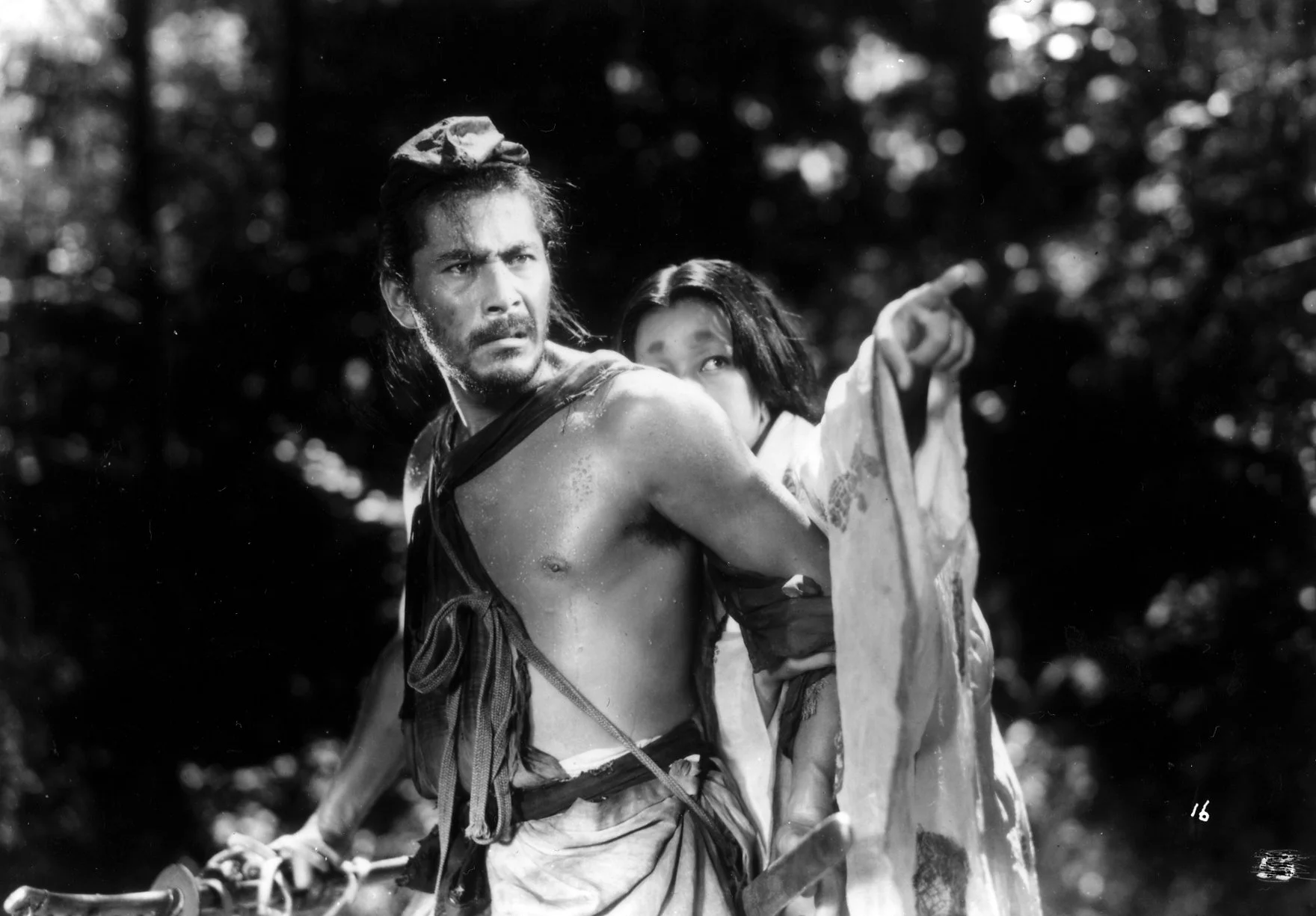 Rashomon_(1950)_Press_Photo_of_Toshiro_Mifune_and_Machiko_Kyō.jpg