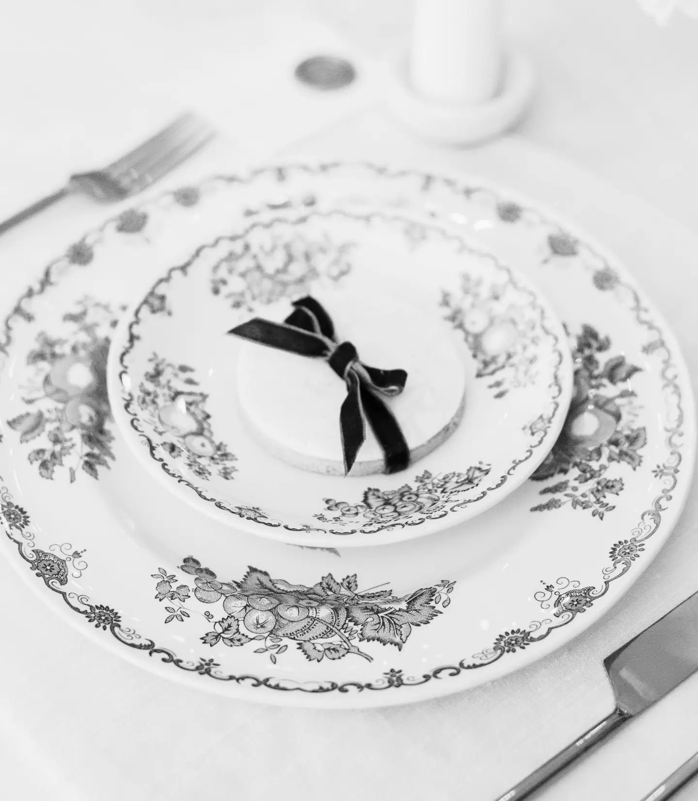 I'm a lover of the details! How beautiful are these intricate biscuit favours by @poppypickeringcakes and beautiful styling by @l27weddings 

Mentor/workshop host: @emmapilkingtonphotography 
Styling: @l27weddings 
Biscuits: @poppypickeringcakes 

#w