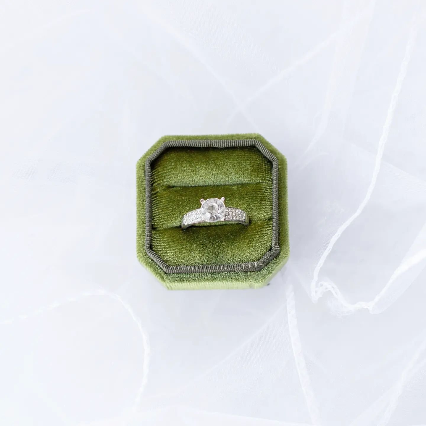 Luxury velvet ring boxes are perfect for adding elegance to your wedding detail shots. 

#weddingring #bridalaccessories #weddingdetails #weddingringbox #elegantring #elegantweddingdetails #greenwedding #weddingjewellery #bridaldetails #velvetringbox