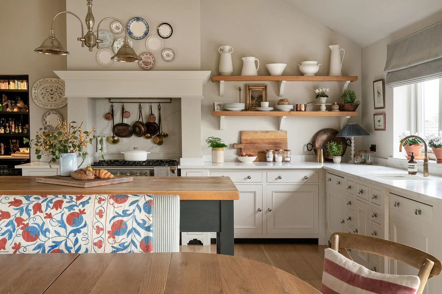 A lovely view of our barn conversion kitchen design. We choose a neutral, warm white shade of Slaked Lime by @littlegreenepaintcompany for the cabinetry. This created a beautiful backdrop for all the wood tones and decorative accessories such as the 