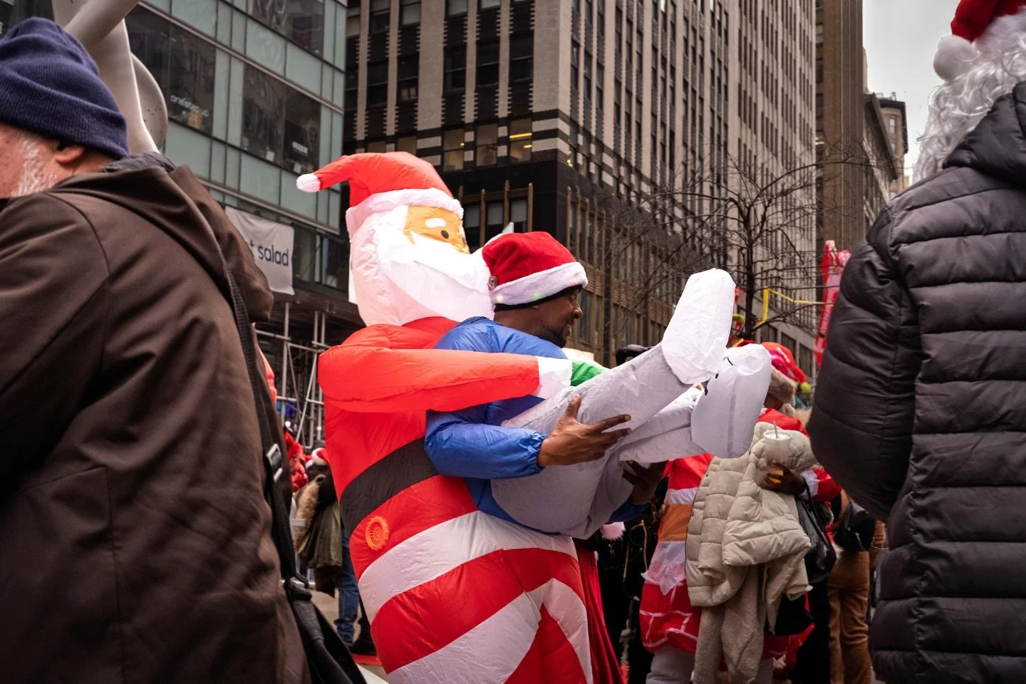 Seasonal chaos. New York, obviously. 🎄🗽🎅🏻 #santacon 
.
.
.
.
.
.
.
.
.
.
 #nyc #iloveny #newyorkstreet #newyorkcity #streetphotographymagazine #streetphotography #fujilove #fujifilmstreet #pictorialist #streetlife #mystreet_women  #spicollective 