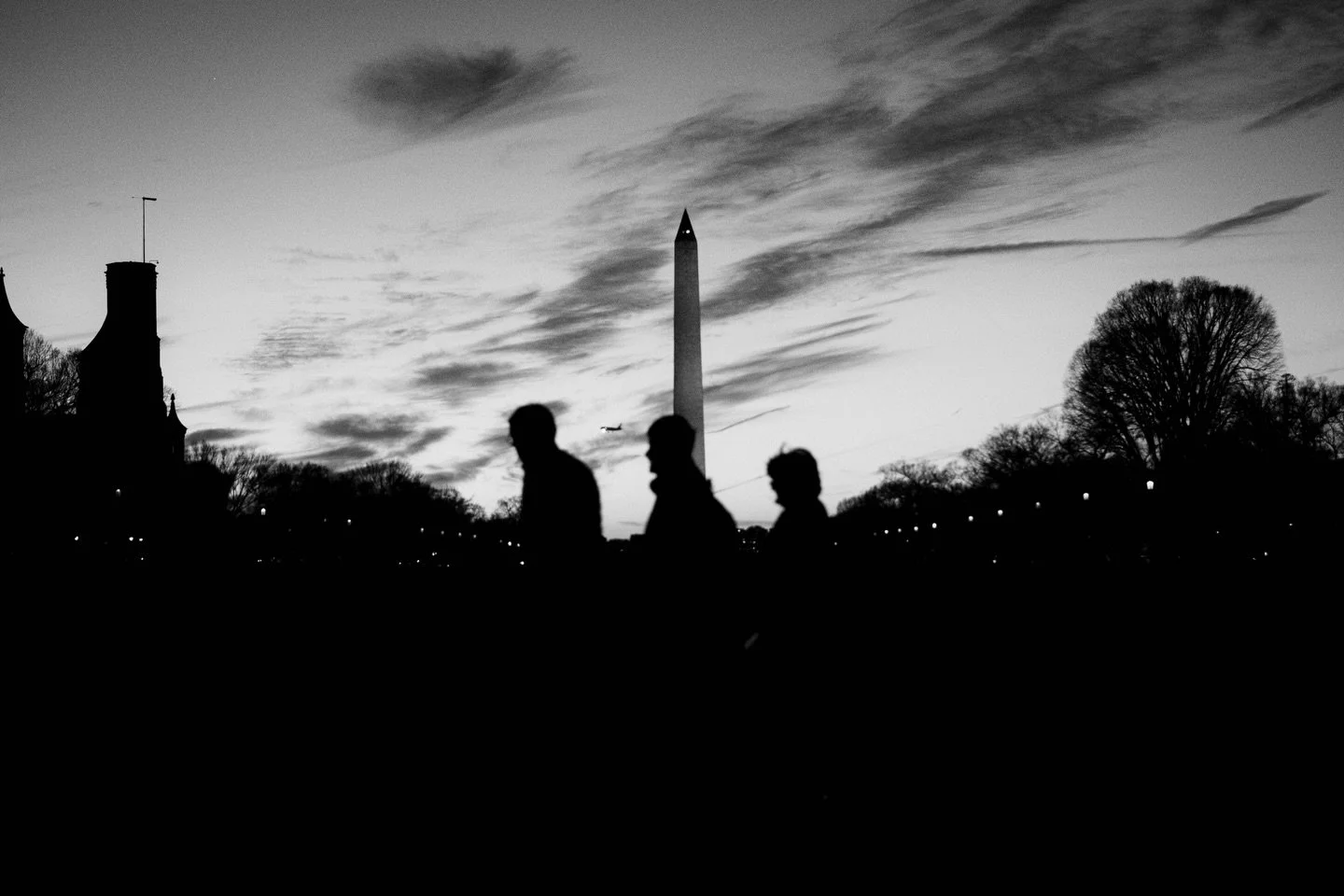 Shadows at the capital&hellip;📸
.
.
.
.
.
.
.
.
.
.
#igdc #dccreatives #washingtondc #streetphotography_bw #dc_spc