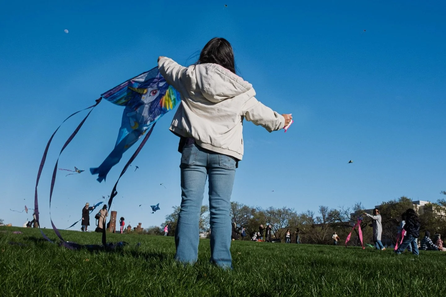 A girl and her kite 🪁
.
.
.
.
.
#igdc #nationalmall #dccreatives #streetphotography_color #dc_spc