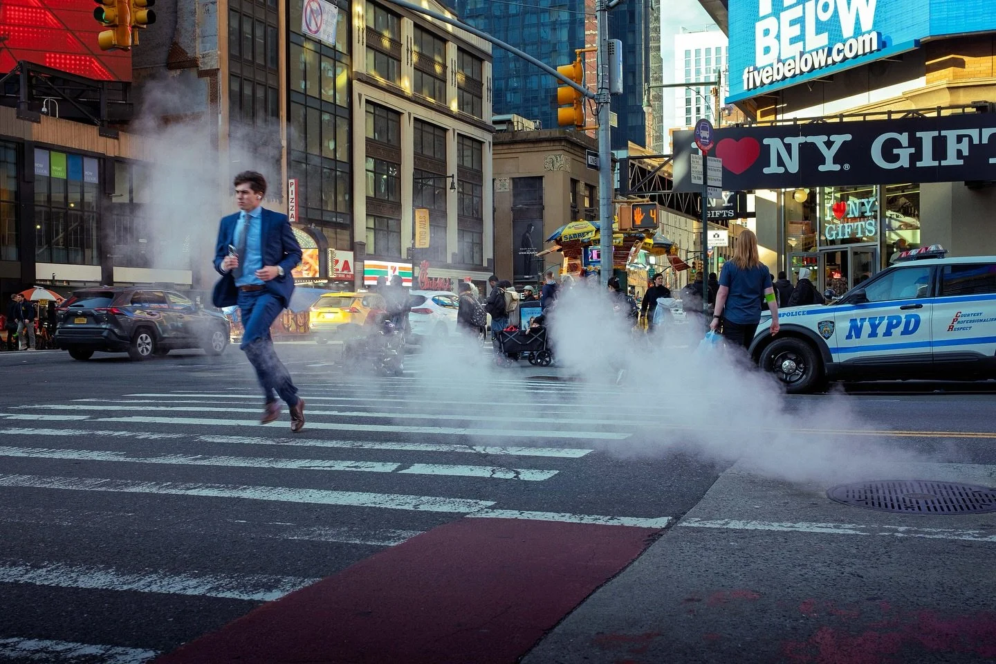 A New York minute&hellip; 🗽🍎
.
.
.
.
.
.
.
#newyorkcity #iloveny #unexp_collective #streetphotography_color #burnmyeye