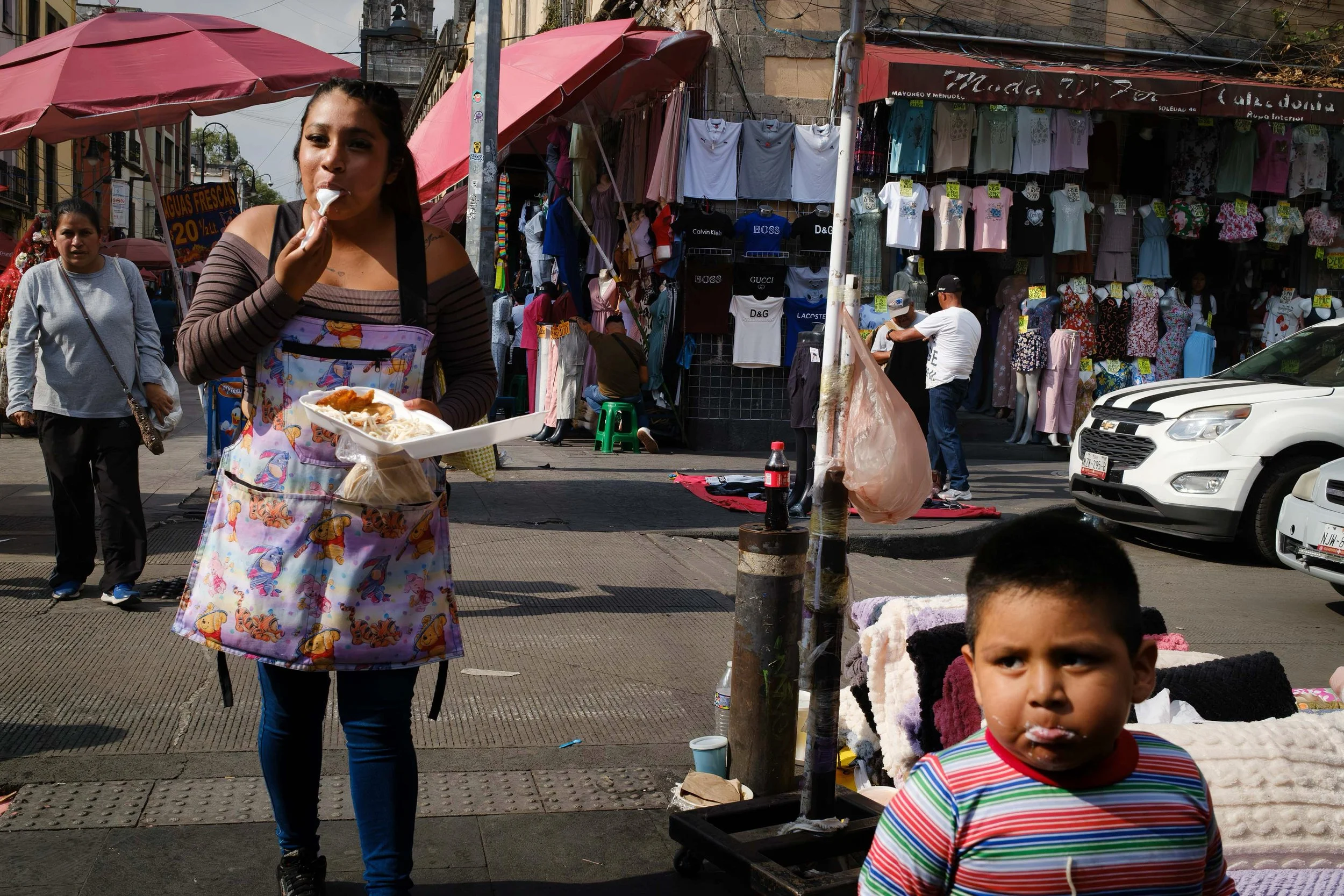 Foodies snacking their way through the city&hellip; 🍦
.
.
.
.
.
.
.
.
.
.
#cdmx #unexp_collective #womeninstreet #mystreet_women #burnmyeye