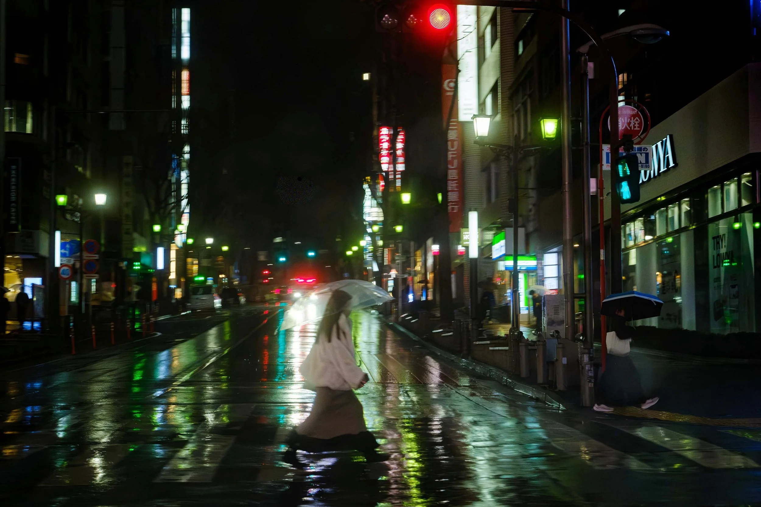 Tokyo nights. 🇯🇵
.
.
.
.
.
.
.
#tokyostreetphotography #streetphotographyasia #streetphotography_color #womeninstreet #tokyostreet
