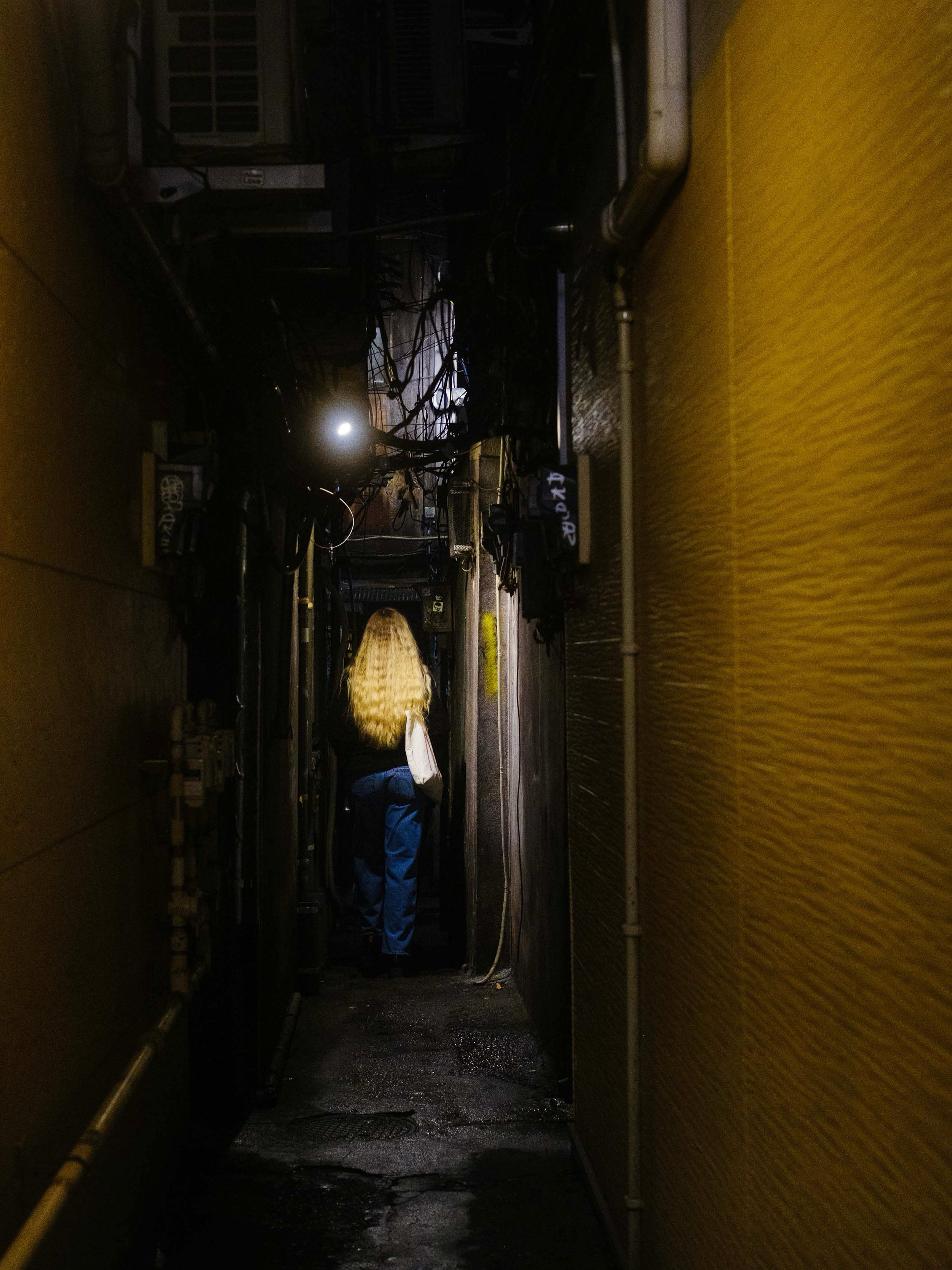 the alley knows&hellip; 🪄👆🏼
.
.
.
.
.
.
.
.
.
#tokyocameraclub #tokyostreetphotography #womeninstreet #streetphotography_color #unexp_collective