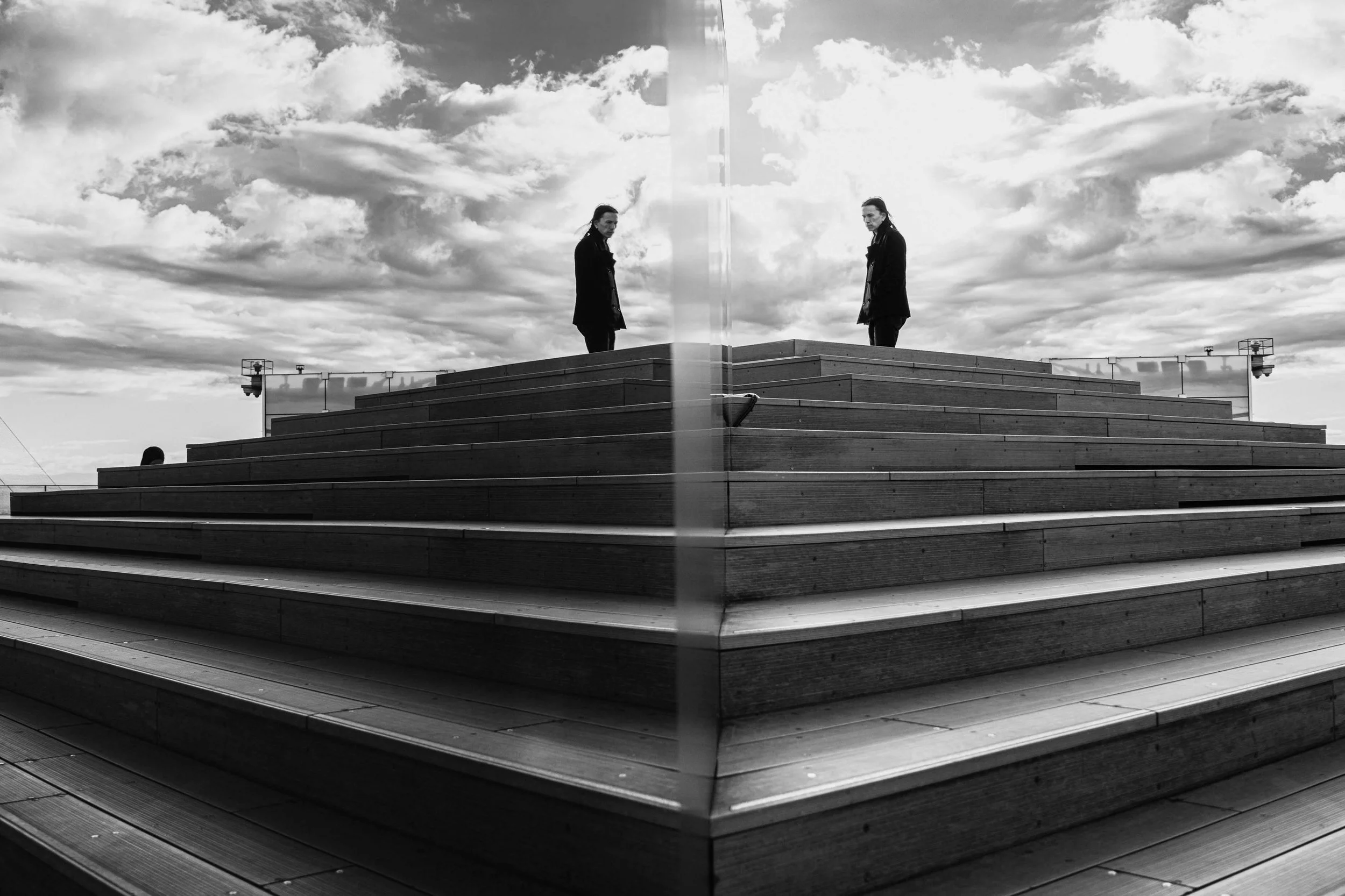 There are always two sides to every story. 
.
.
.
.
.
.
.
#tokyostreet #streetphotography_bw #street_badass #unexp_collective #womeninstreet
