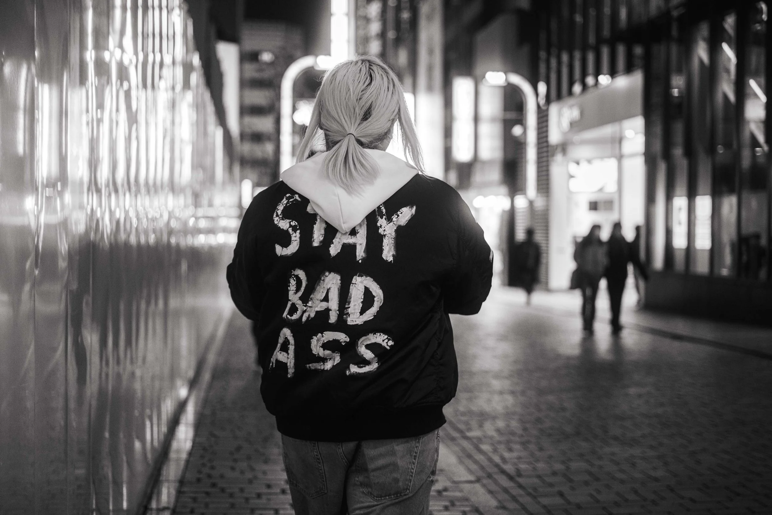 Stay badass. ☝🏼✨💫
.
.
.
.
.
.
.
.
.
.
#tokyostreetphotography #tokyocameraclub #streetphotography_bw #rromastreet #womeninstreet