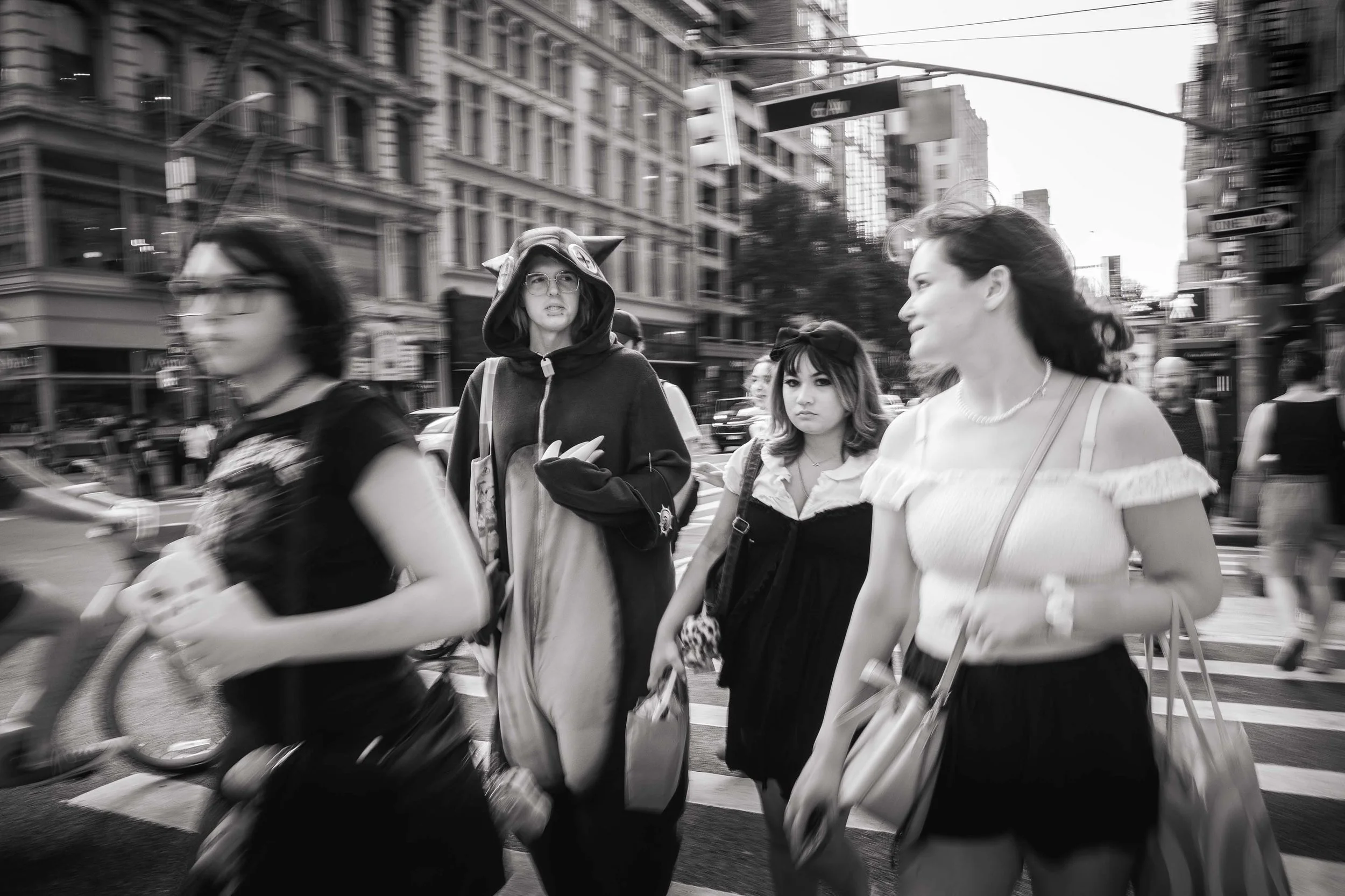 Summer is summering 🌞😎
.
.
.
.
.
📸: NYC Summer streets 🚴🏼&zwj;♀️🏃🏻&zwj;♀️
.
.
.
.
.
#bnw_demand #womeninstreet #unexp_collective #ricohgr #street_photography