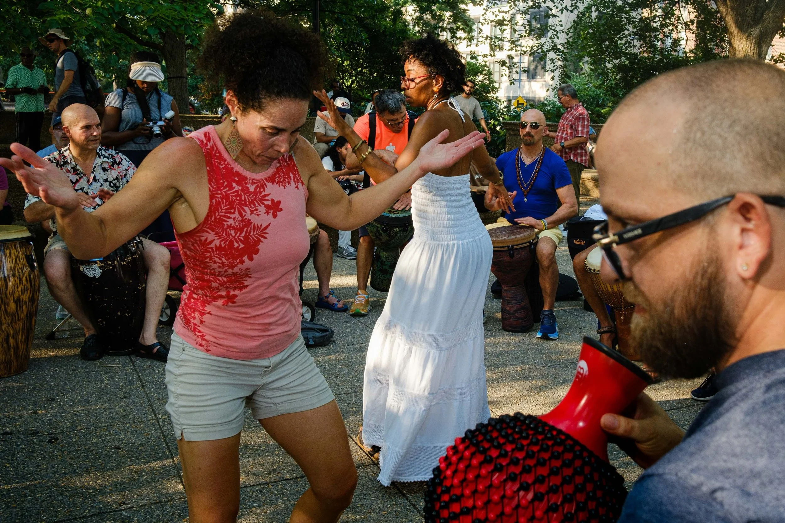 When the beat takes over&hellip;🥁💃
.
.
.
.
.
.
.
.
.
.
#igdc #freedcproject #unexp_collective #street_photography