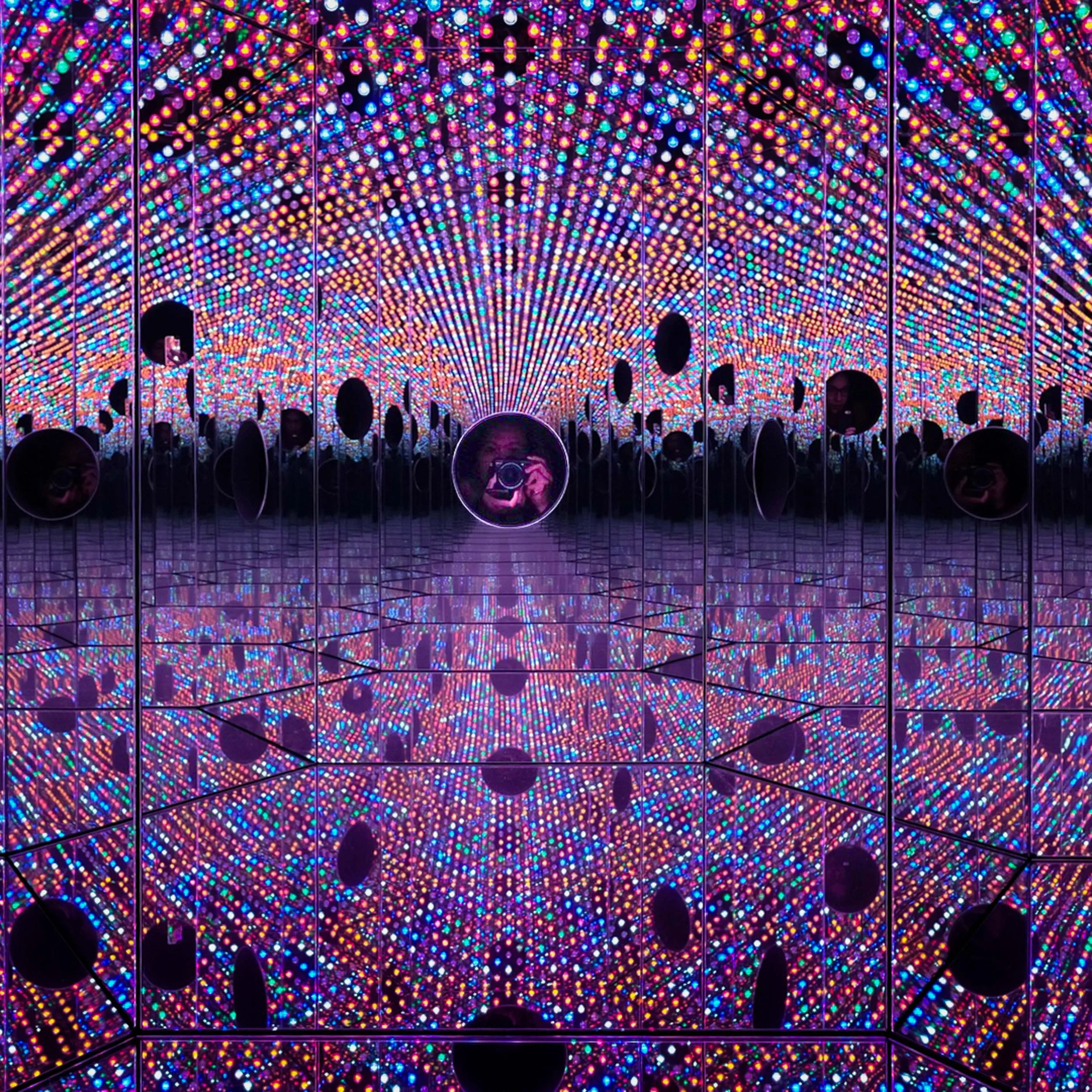 Into Infinity. ♾️ Thank you for the wonder, Yayoi Kusama. ✨🫶
.
.
.
.
.
.
.
.
.
.
#yayoikusama #ripyayoikusama #selfportrait #infinitymirrors