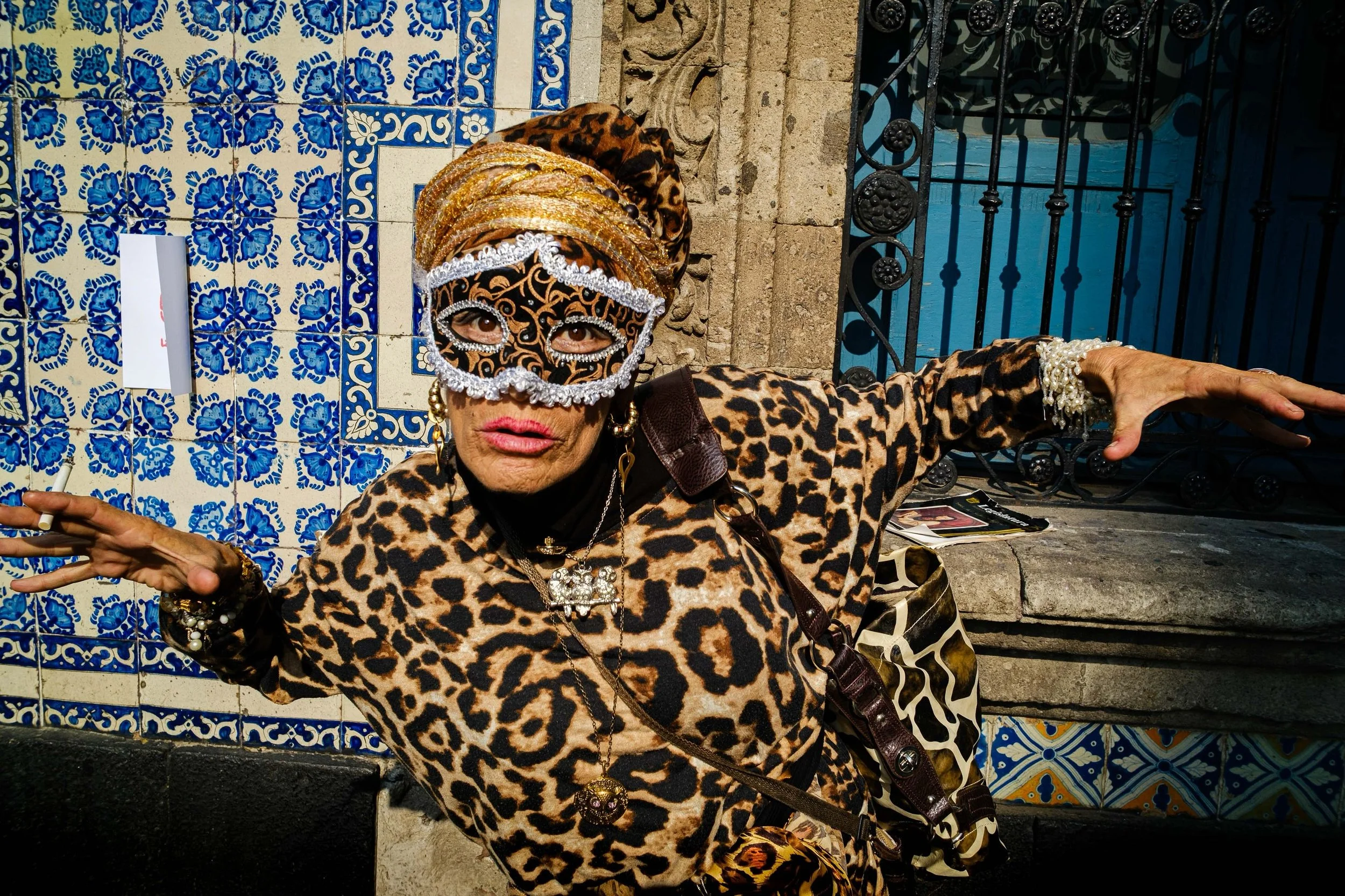 Amber is the color of your energy&hellip;💛 
.
.
.
📸: Snaps from Mexico. More of our shenanigans from a week of shooting with @maciejdakowicz saved in my highlights. 👆🏼
.
.
.
.
.
.
.
.
.
.
#street_photography #unexp_collective #womeninstreet #burn