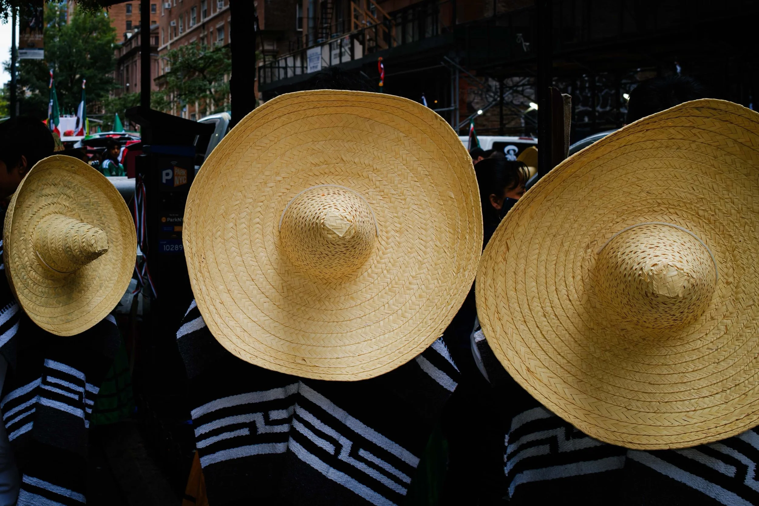 Red, white, green, and everything in between. 🇲🇽
.
.
.
📸: Mexico Day Parade 2026 in NYC 
.
.
.
.
.
#vivamexico🇲🇽 #ilovenyc #unexp_collective #womeninstreet #mexicostreets