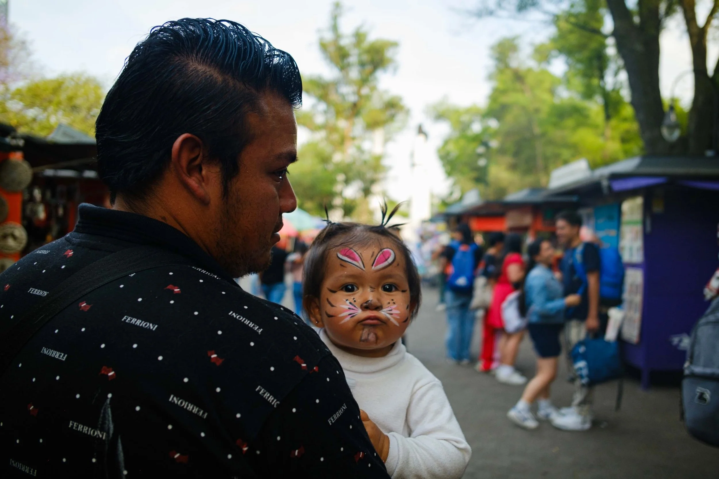 A little cattitude&hellip; 🐱🐈🐈&zwj;⬛😺
.
.
.
.
.
.
.
.
.
.
#unexp_collective #womeninstreet #street_photography #cdmx #catsofinstagram