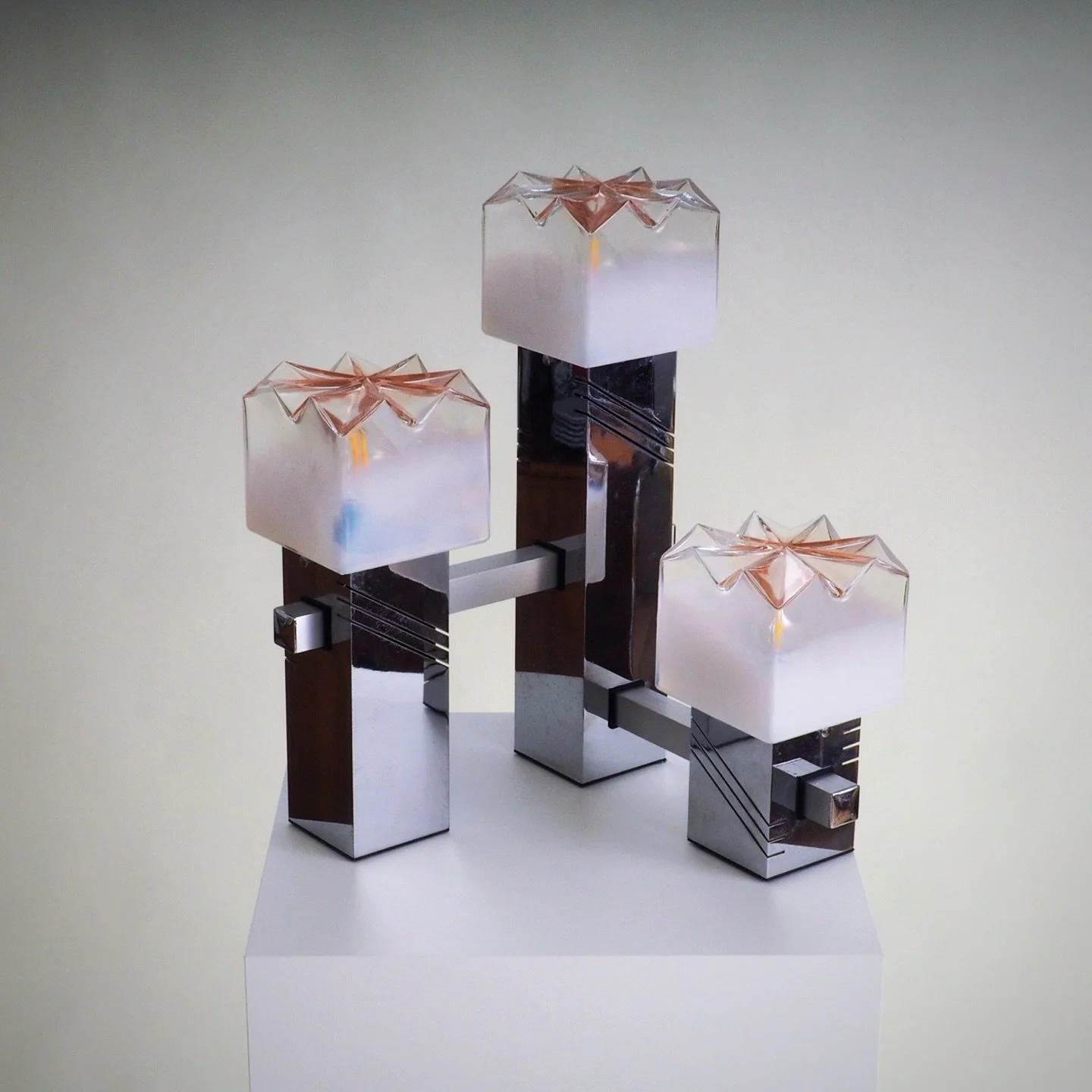 Table Lamp with Murano Glass shades by Gaetano Sciolari

Sculptural 1970s Italian Table Lamp Attributed to Gaetano Sciolari A remarkable example of mid-century Italian design, this striking table lamp is attributed to Gaetano Sciolari and dates to th