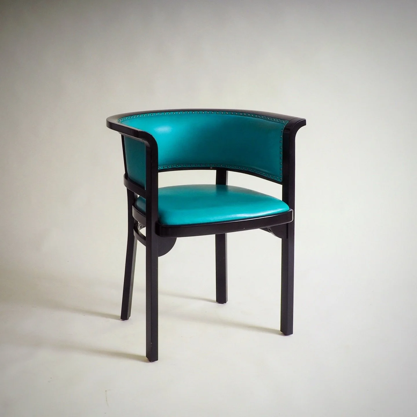 Back to the 80s with this black armchair with turquoise leather by Marcel Kammerer for Thonet.

This elegant black armchair, designed by Marcel Kammerer for Thonet, exemplifies refined craftsmanship and timeless design. Featuring an eye-catching turq