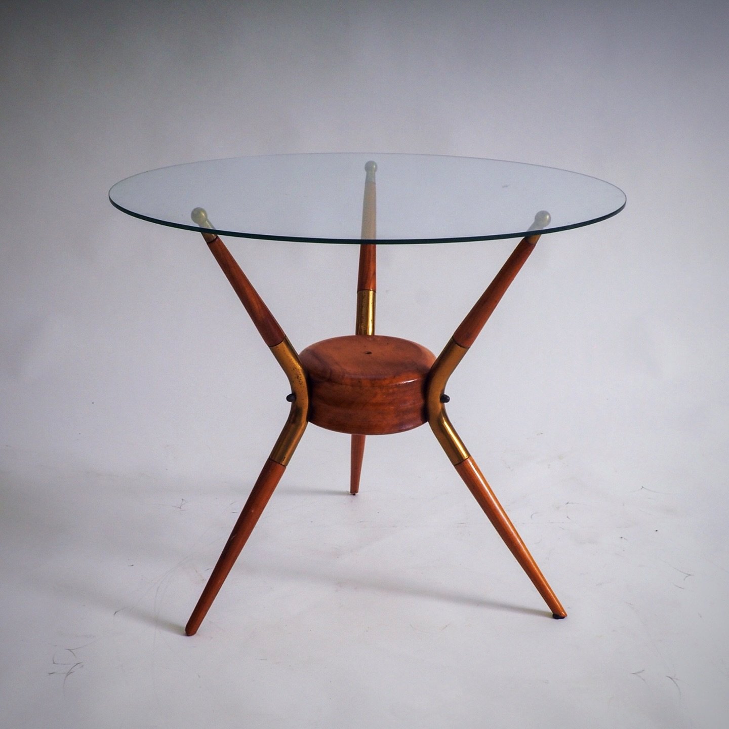 50s Side Table attributed to Cesare Lacca

This exquisite side table, attributed to Cesare Lacca, was crafted in Italy during the 1950s and exemplifies the refined elegance of mid-century Italian design. The piece features a circular glass top that r