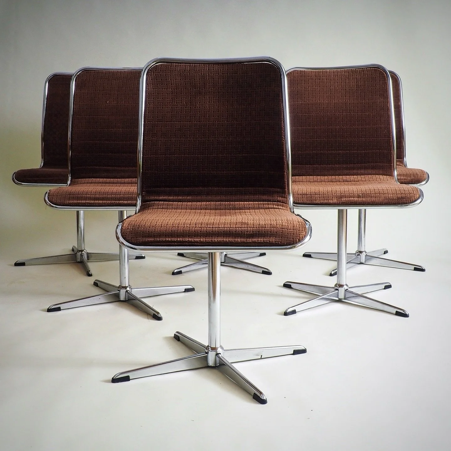 (SOLD) but too good not to share

Set of 6 swivel chairs by Tacke Sitzm&ouml;bel.

Exquisite set of six swivel chairs. These chairs feature a sleek metal frame complemented by rich brown textile upholstery. Ideal for both dining and office settings, 