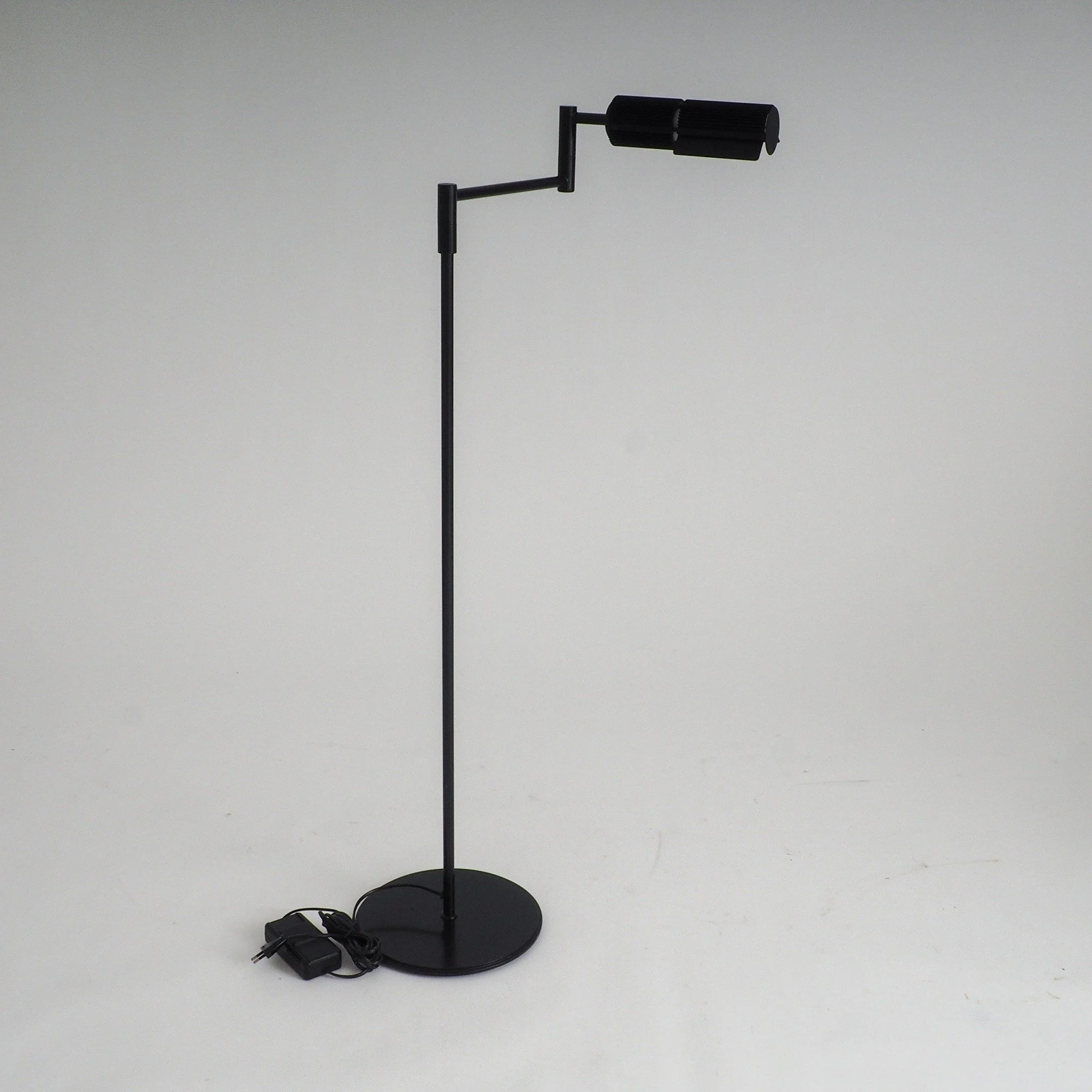 Haloprofil 878HR Floor Lamp by Viktor Frauenknecht for Swiss Lamps (with adjustable arm)

Bring a piece of Swiss precision and 1970s architectural flair into your space with the Haloprofil 878HR floor lamp. Designed by Viktor Frauenknecht for Swiss L