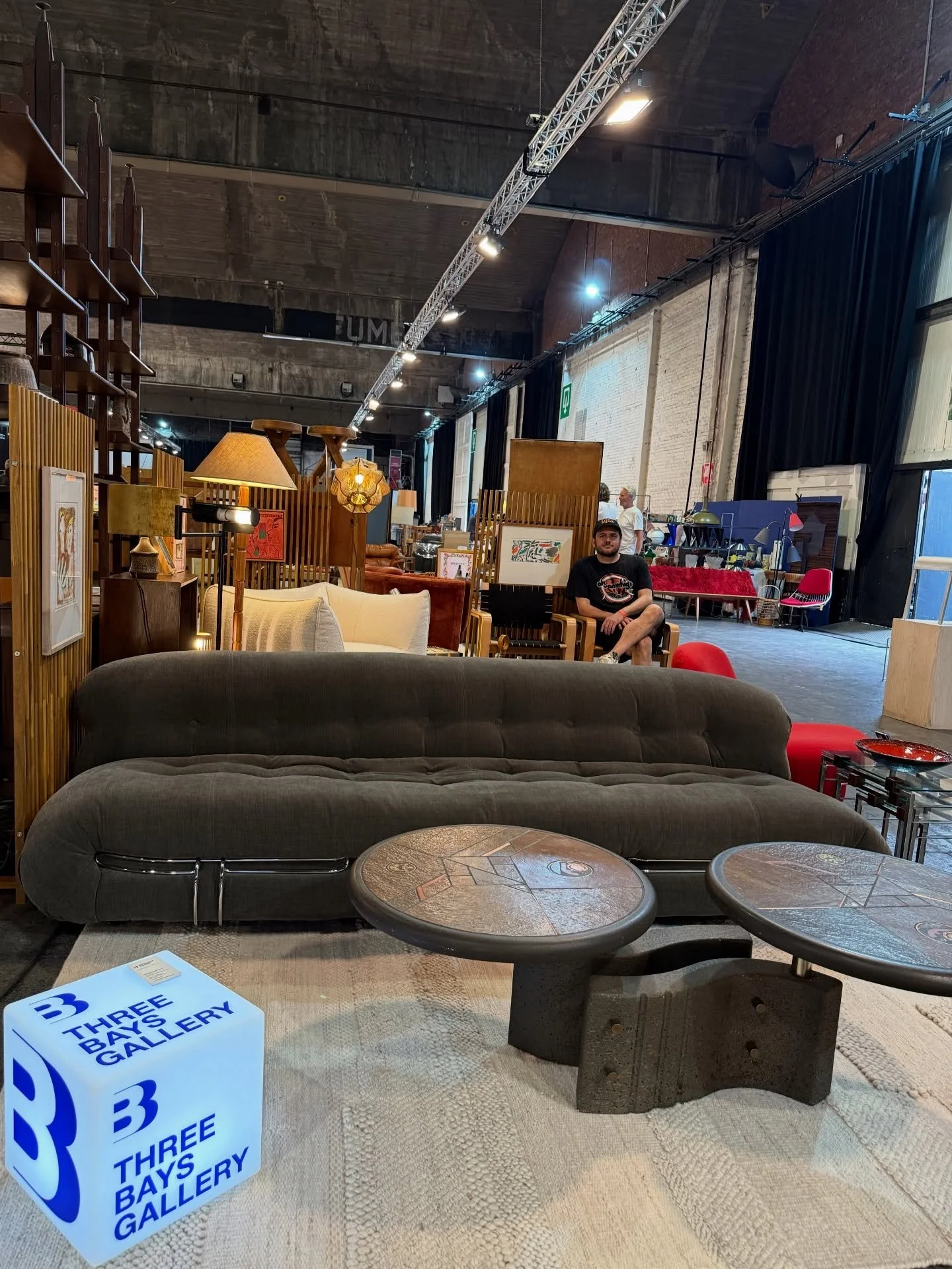 We are ready for @antwerpdesignmarket 
This weekend. You can find us in the 2nd hall booth G9! See you 💙

#threebaysgallery #antwerpdesignmarket #waagnatie
