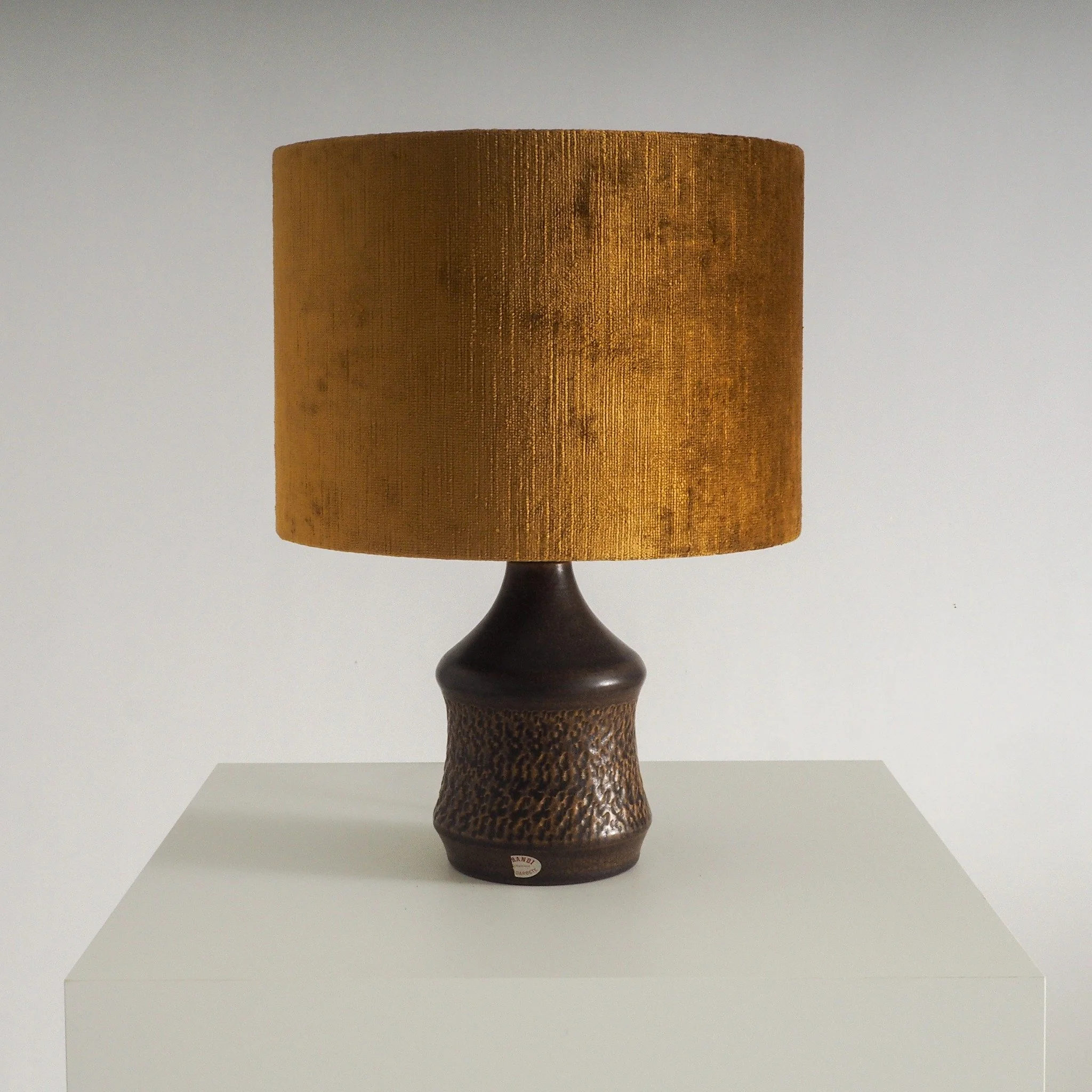 Swedish Ceramic Table Lamp by Henry Brandi for Vejbystrand

Bring authentic Scandinavian warmth into your space with this vintage mid-century ceramic table lamp by Henry Brandi (Vejbystrand, Sweden). 

The handcrafted stoneware base features a rich b