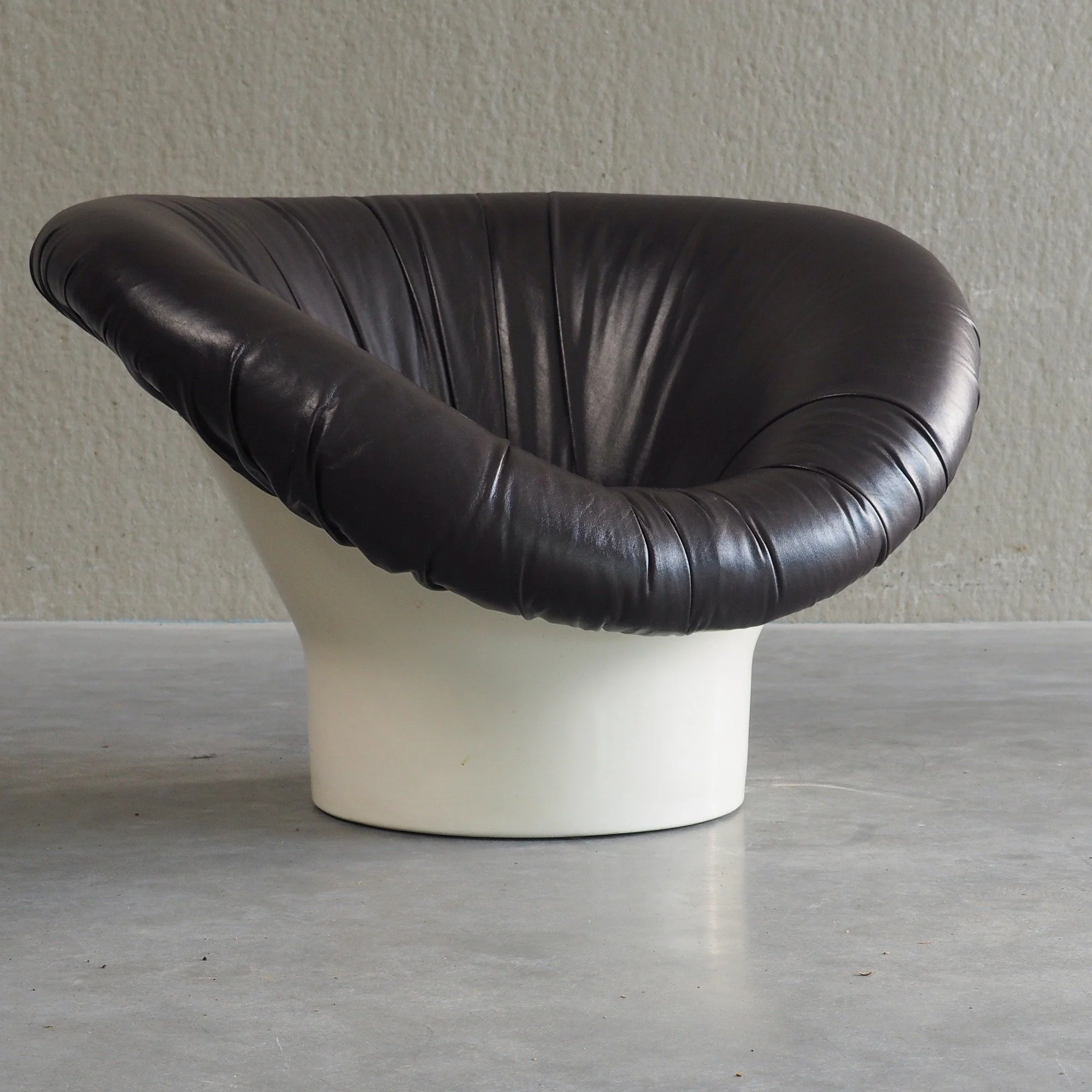 Krokus Lounge Chair by Lennart Bender for Ulferts AB (1968)

An iconic piece of Scandinavian Space Age design, the Krokus chair was designed by Lennart Bender in 1968 for the Swedish manufacturer Ulferts AB. Featuring a dramatic, flower-like sculptur