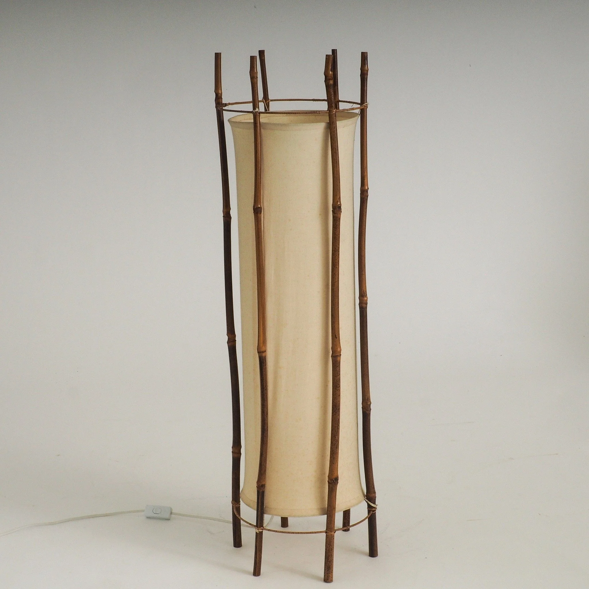 Large Bamboo &amp; Linen Floor Lamp by Louis Sognot

This mid-century French floor lamp by Louis Sognot balances organic texture with clean modernist structure. Crafted in France during the 1950-60s, it showcases Sognot&rsquo;s signature use of natur