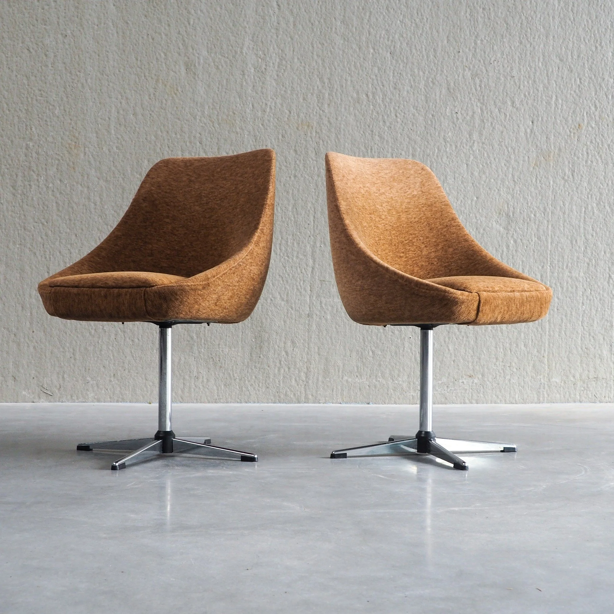 Set of 2 Mid-Century Modern Cocktail Chairs 

Authentic mid-century modern design set of cocktail chairs. Wrapped in a rich, warm cognac-brown textured fabric, these chairs feature ergonomic, body-hugging shells that offer exceptional comfort alongsi