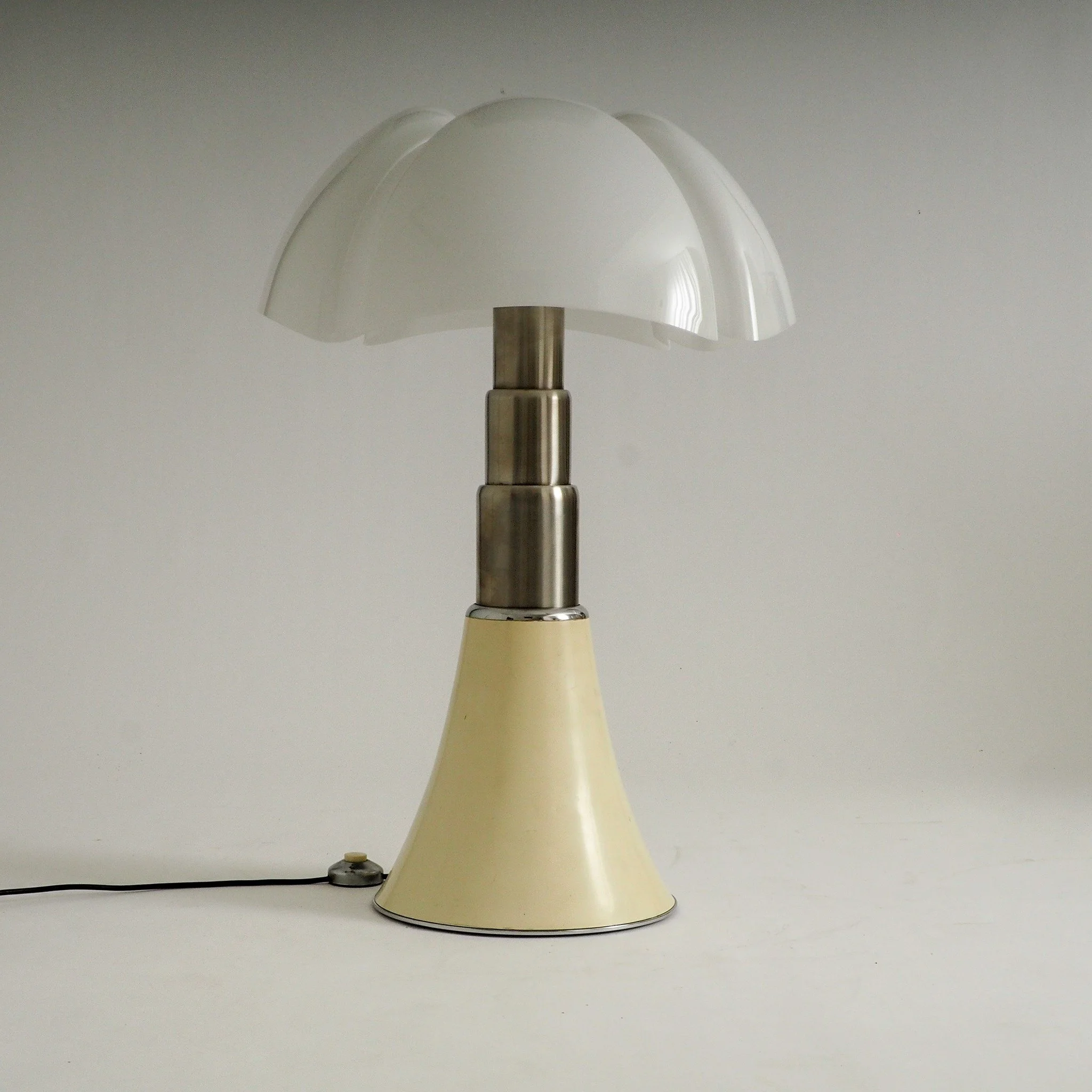 Large Vintage Pipistrello Table Lamp by Gae Aulenti for Martinelli Luce

An authentic icon of Italian mid-century design: the large Pipistrello Table Lamp (Modello 620), designed by Gae Aulenti in 1965 for Martinelli Luce.

This timeless piece featur