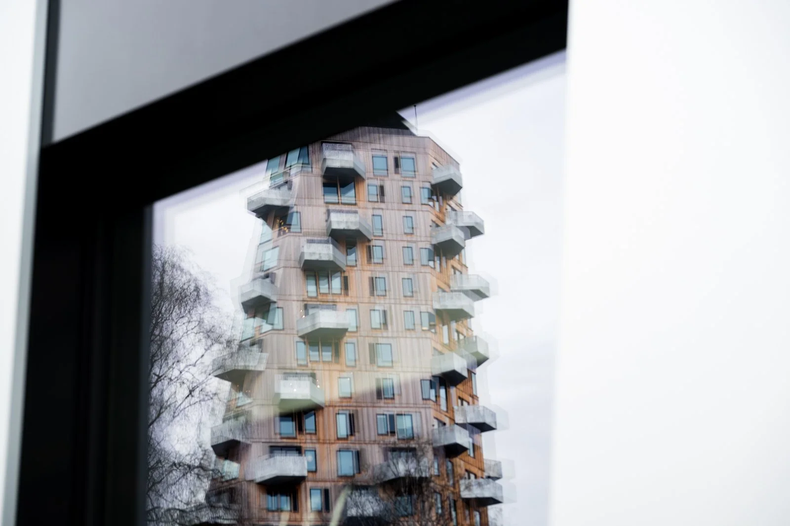 Angled Geometry and Urban Dialogue The building's angled and slender profile is not merely aesthetic; it is a direct result of its ventilation requirements. The facade is animated by 43 angular steel balconies that reflect light and enhance the tower