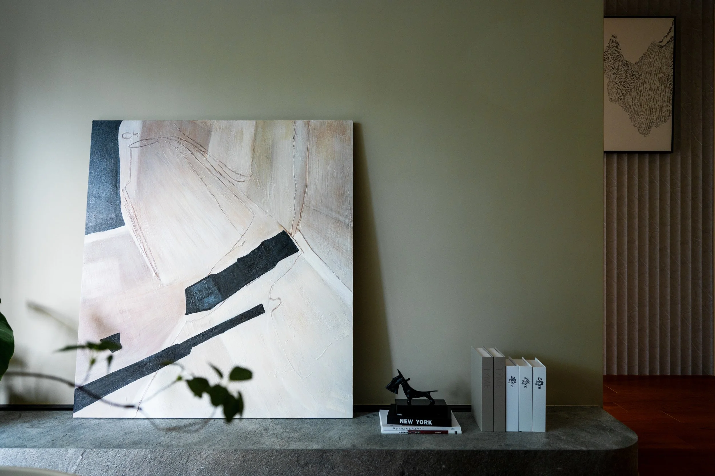 思沐設計によるリビング。従来のテレビボードを薄い石材ベースで代替。余白を活かし、簡潔な装飾でノイズレスな極上ミニマルな空間美を追求。