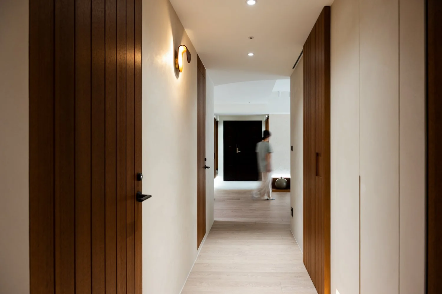 溫馨的客廳氛圍，搭配設計師選用的日式與北歐美學元素，營造有機的和諧感。