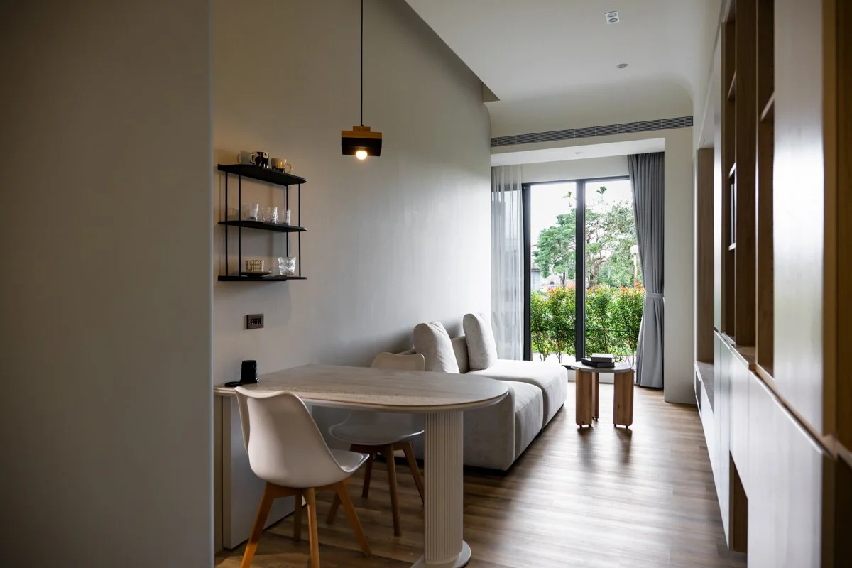 客廳低矮線條設計的沙發與茶几，不遮擋窗外自然景觀。