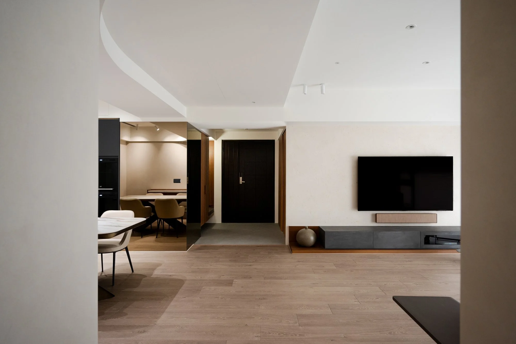 客廳全景，採用開放式格局設計，最大化引入自然光線，體現日式北歐融合的溫暖靜謐風格。