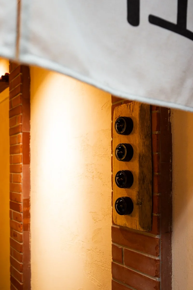 紅磚牆配上復古電線礙子，是台灣舊時代住宅最真實的縮影。它們不張揚，卻在細節中講述著過去與土地的連結。