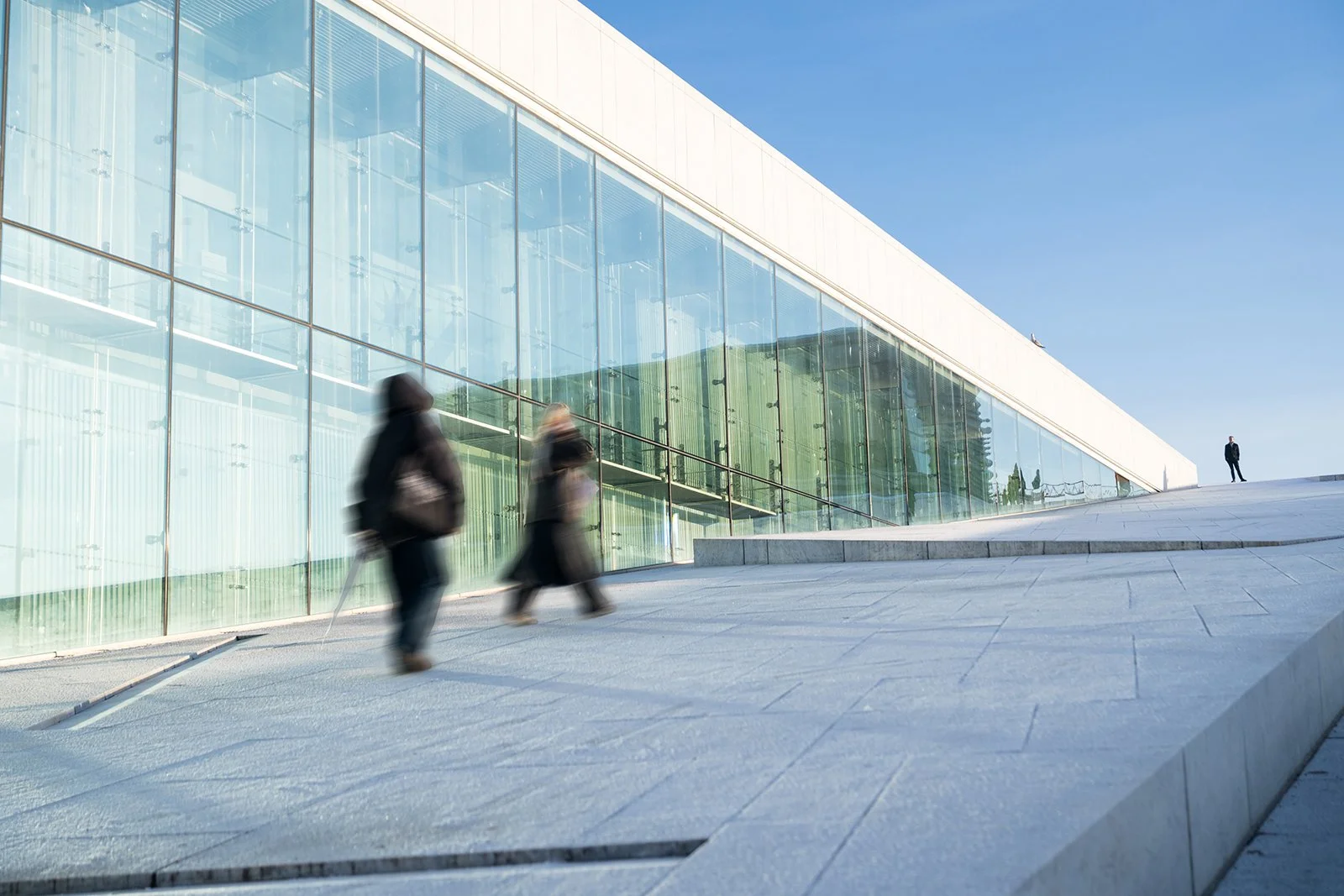 The glass skillfully reflects the fjord and the sky, causing the building's exterior to change constantly with the environment.