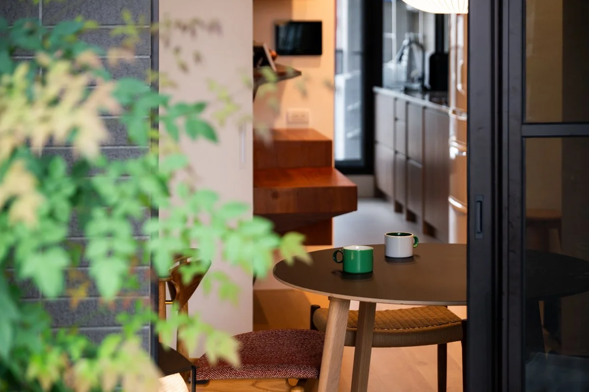 開放式客廳設計，讓萬華住宅能夠自在呼吸。