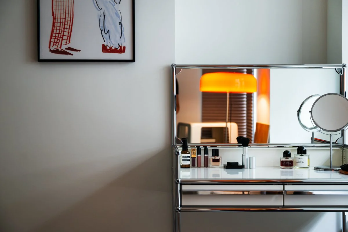 包浩斯極簡線條客廳，年輕夫妻的個性化室內空間攝影。