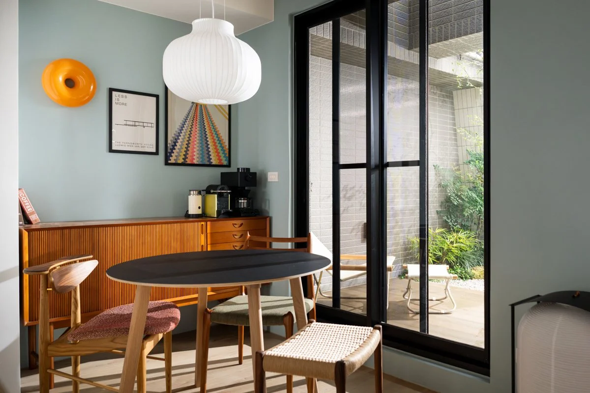 日系元素的餐具擺設與自然材質餐桌，營造靜謐感。