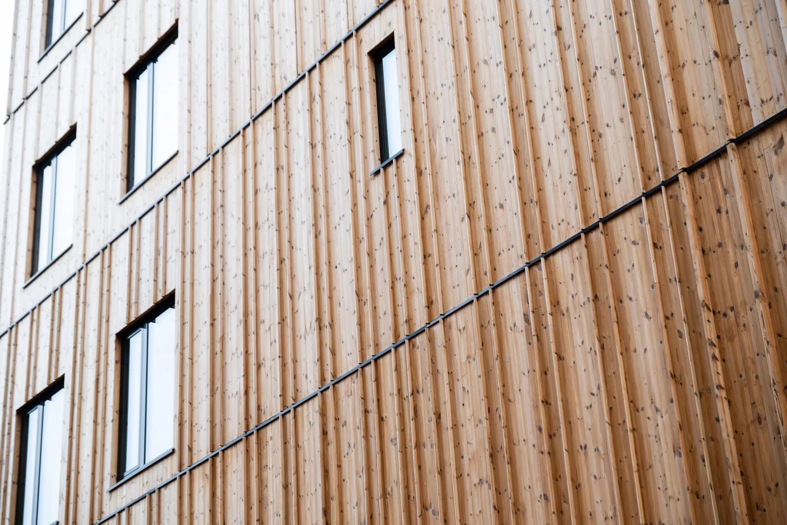 Mixed-Use Interior and Material Honesty Internally, Vertikal Nydalen features a combination of public spaces, offices (BREEAM NOR Excellent), and apartments (BREEAM NOR Very Good). The interior design prioritizes material honesty, utilizing exposed c