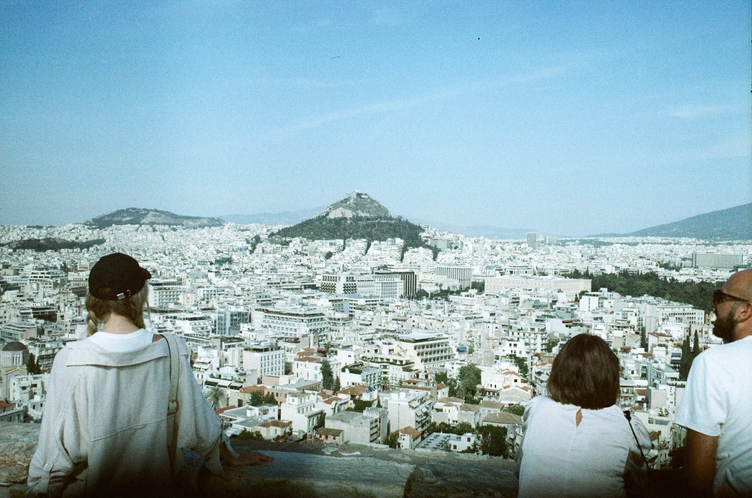 Analoges Landschaftsbild von Athen, aus der Perspektive der Akropolis.