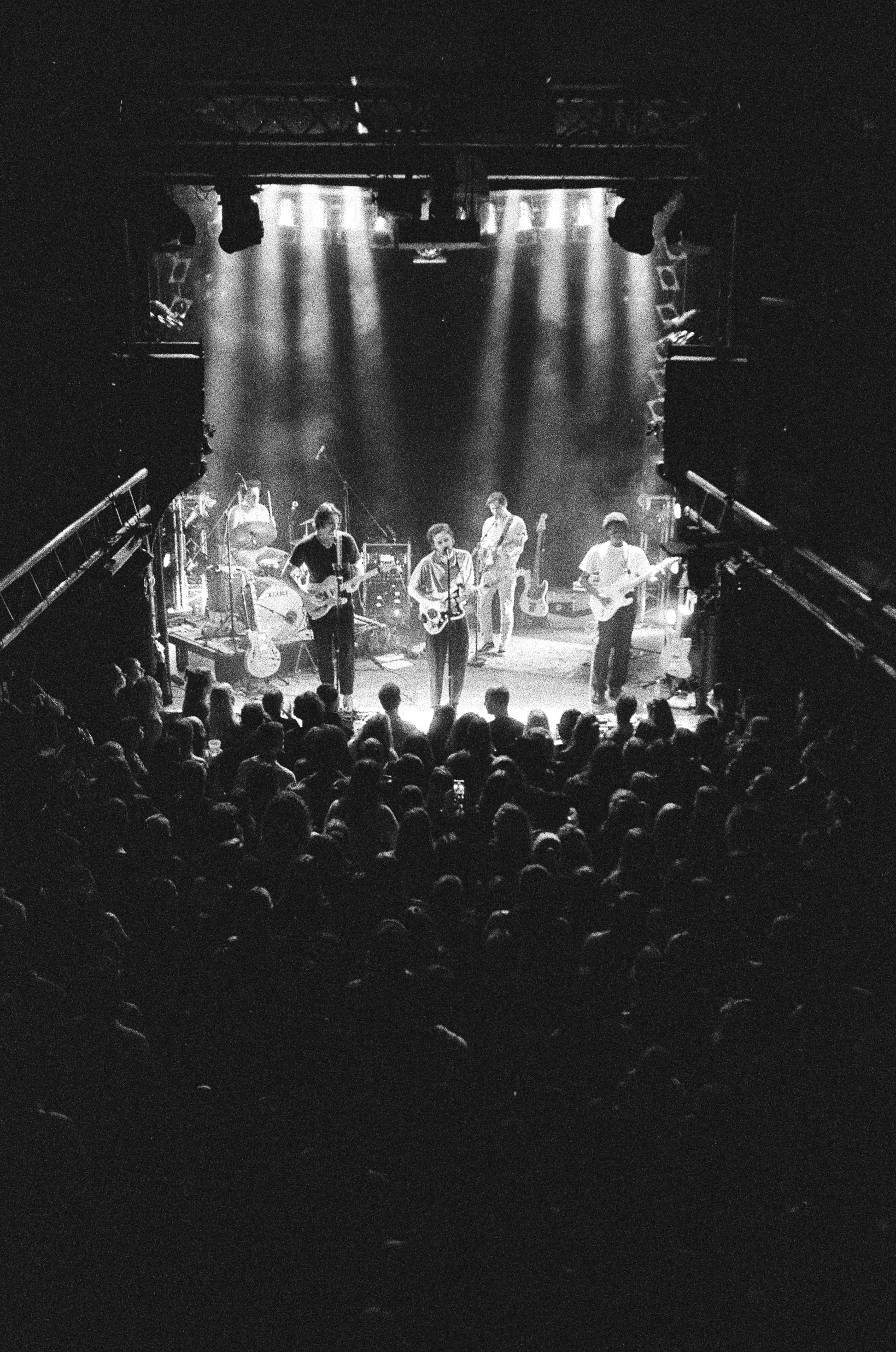 Auftritt der Band Easy Easy im Hamburger Klub Knust. Schwarz weiß und auf analogem Film geschossen.