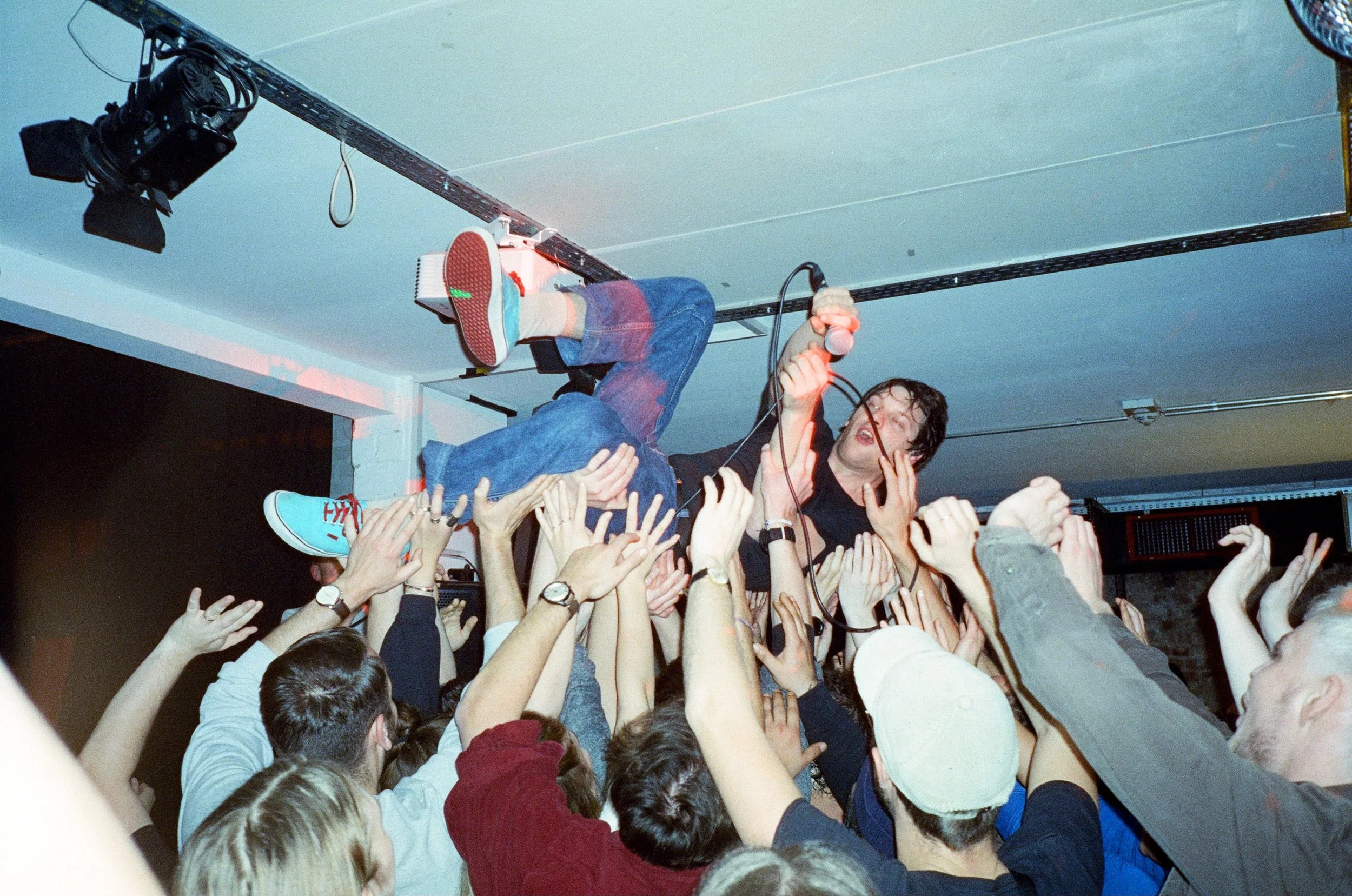 Frontman der Band "Naked Cameo" wagt einen Stagedive bei einem Auftritt in der Hebebühne in Hamburg.