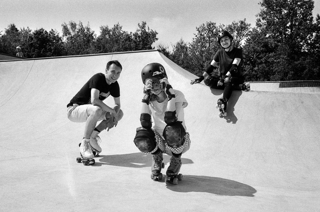Schwarz Weiß Fotografie einer Skatecrew, aufgenommen auf analogem Film.