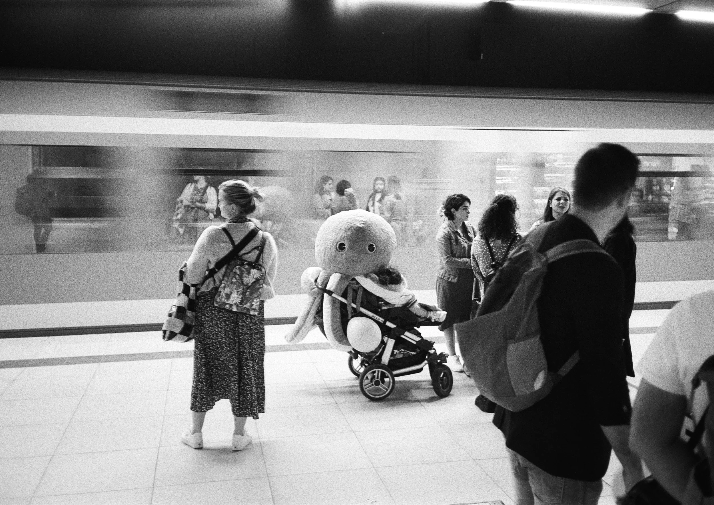 Die analoge Bild "Liebe auf den ersten Blick" zeigt einen Oktopus aus Plüsch vor einem einfahrendem Zug und hat den Publikumspreis der SPC Foto Awards Hamburg gewonnen.