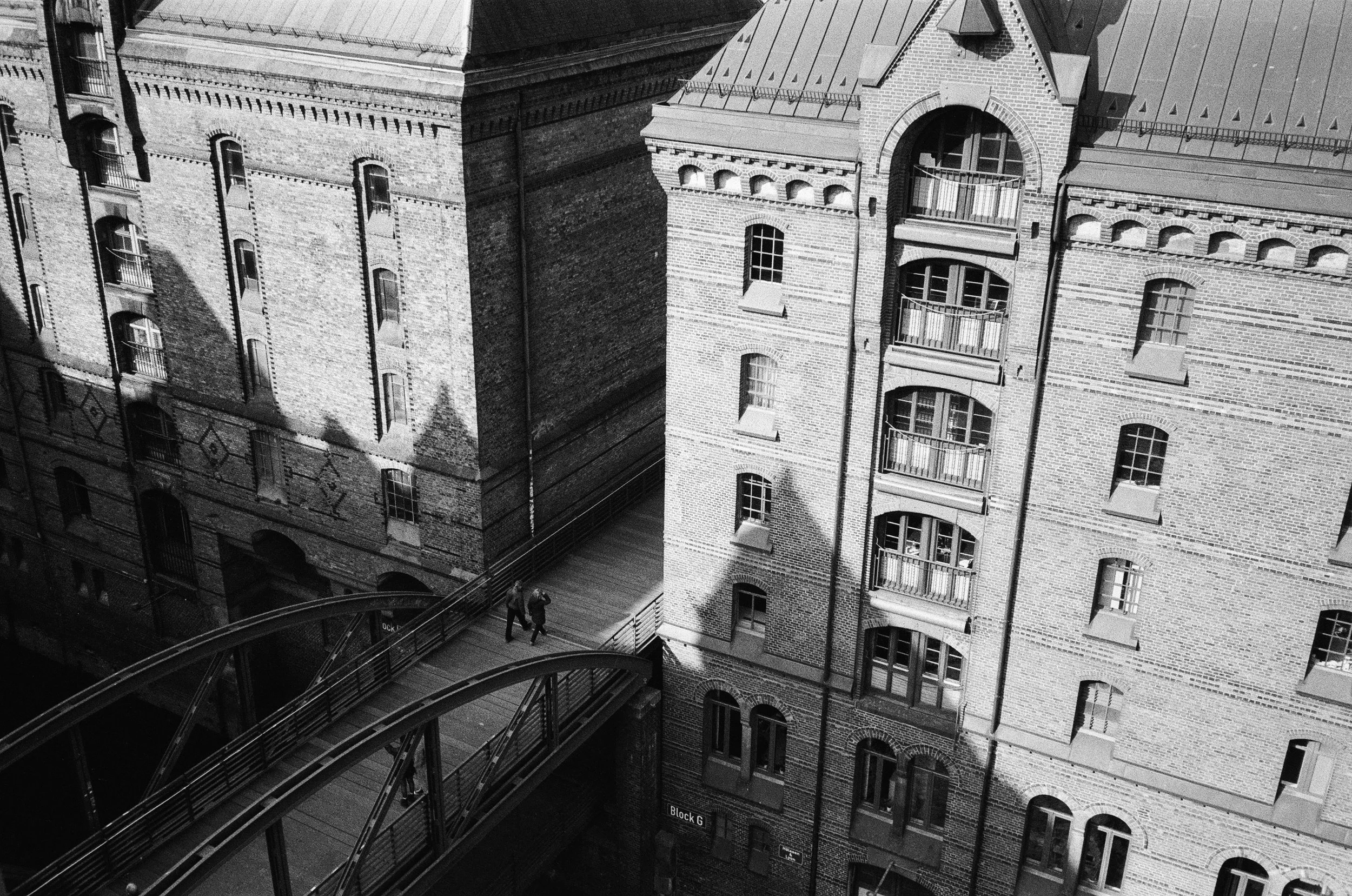 Analoge Schwarz Weiß Fotografie der Speicherstadt in Hamburg.